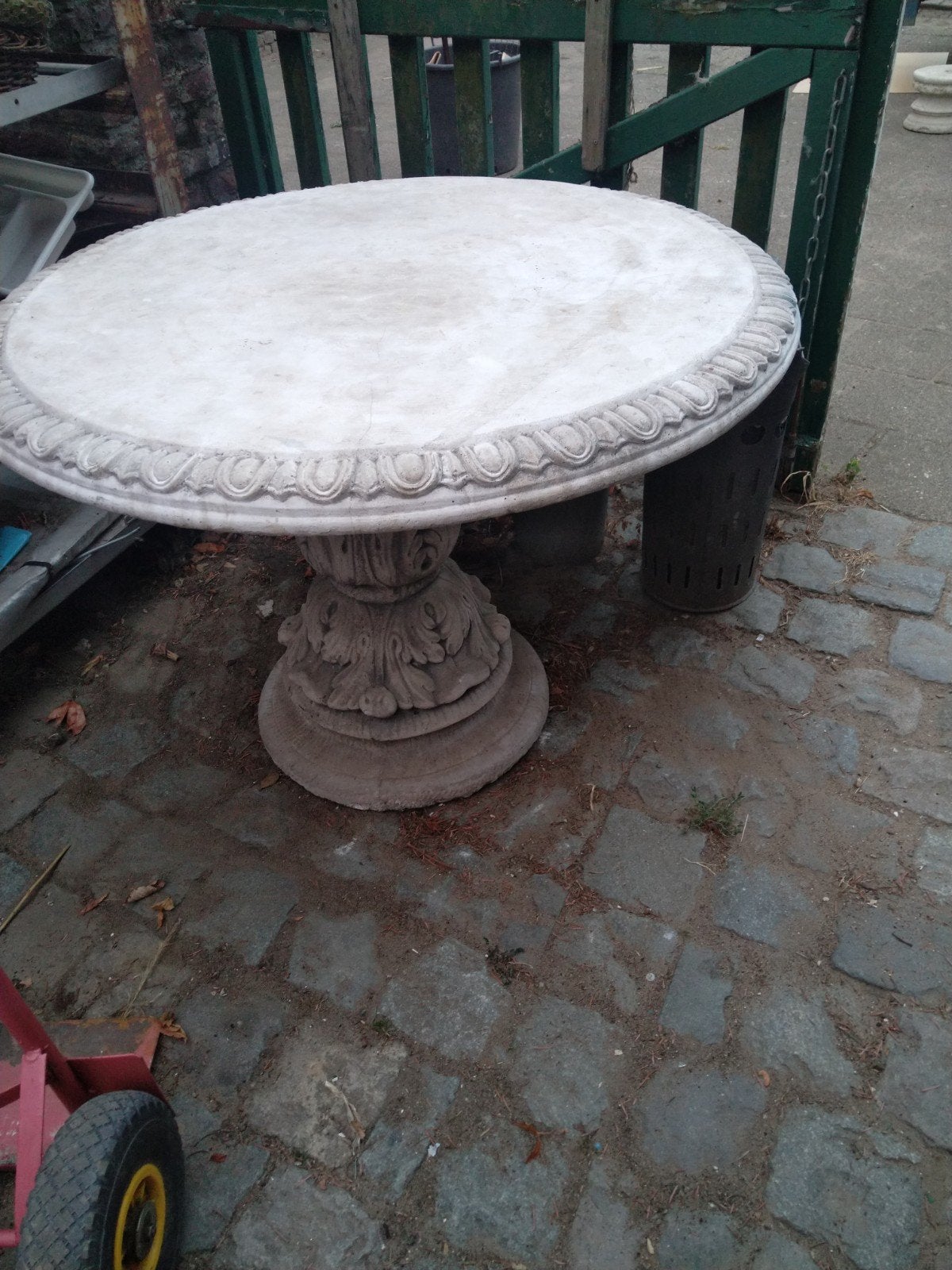 Ronde betonnen tuintafel met sierlijke voet, Tuin en Terras, Ophalen, Gebruikt, Rond, Overige materialen