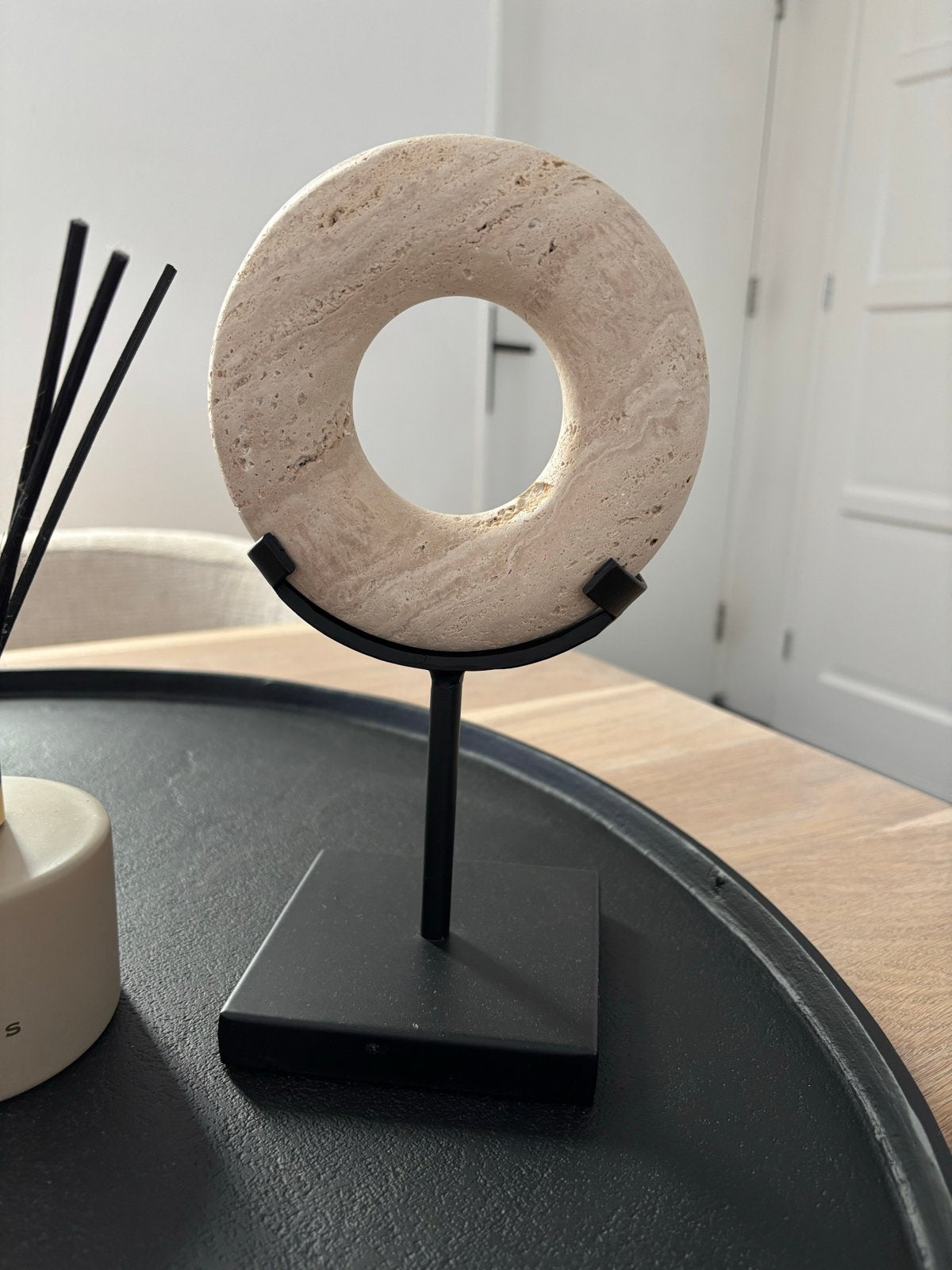 Travertin ornament op standaard - Modern en stijlvol, Beige, Verzenden, Zo goed als nieuw, Modern