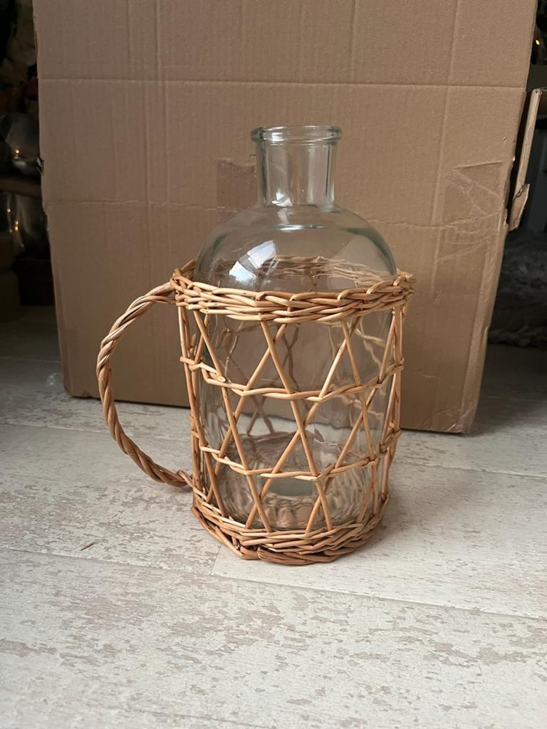 Te koop: glazen vaas/kruik/fles met rieten handvat, Ophalen of Verzenden, Nieuw