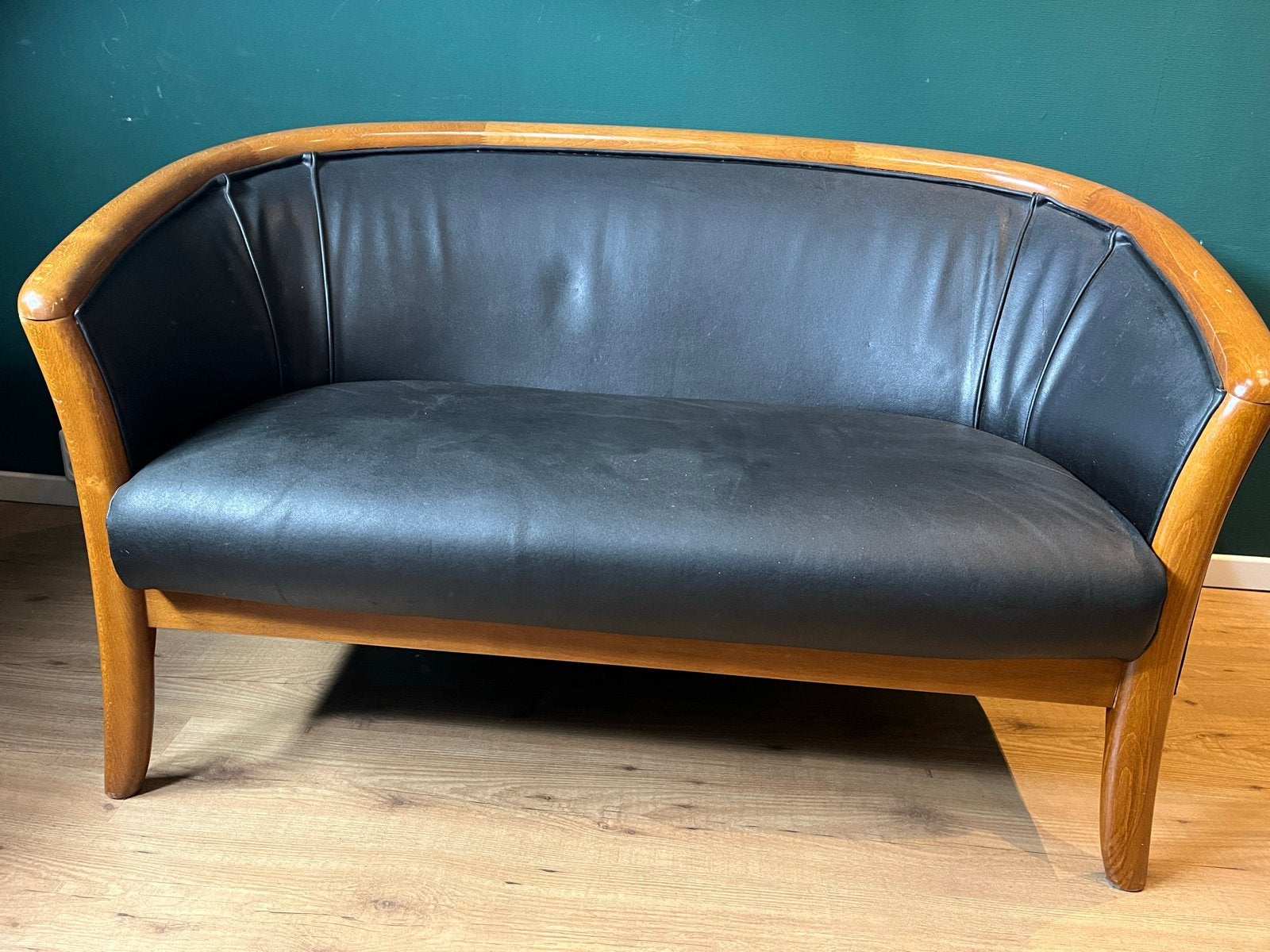 Vintage tweezitsbankje van hout en zwart leer, Ophalen, 50 tot 75 cm, Zo goed als nieuw, 100 tot 125 cm