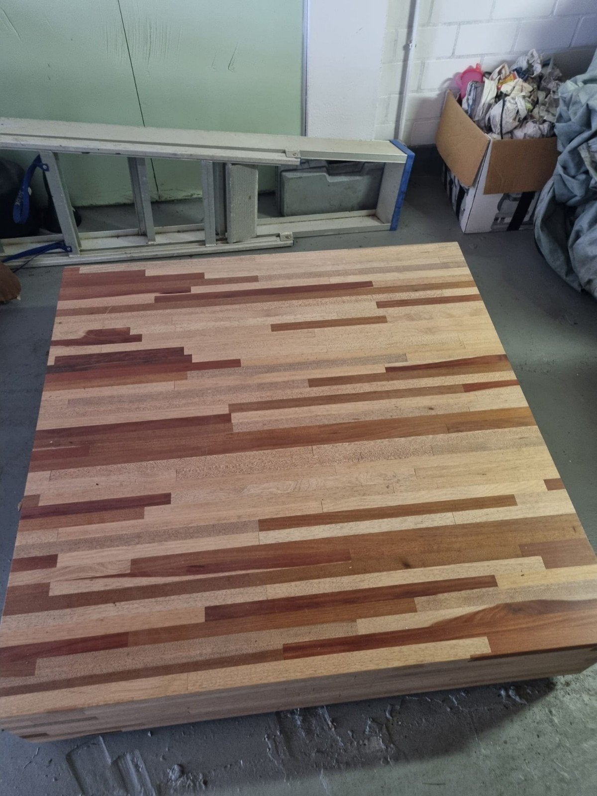 Aulia salontafel van massief hout, zo goed als nieuw., Huis en Inrichting, Ophalen, Vierkant, Zo goed als nieuw, 5 – 50