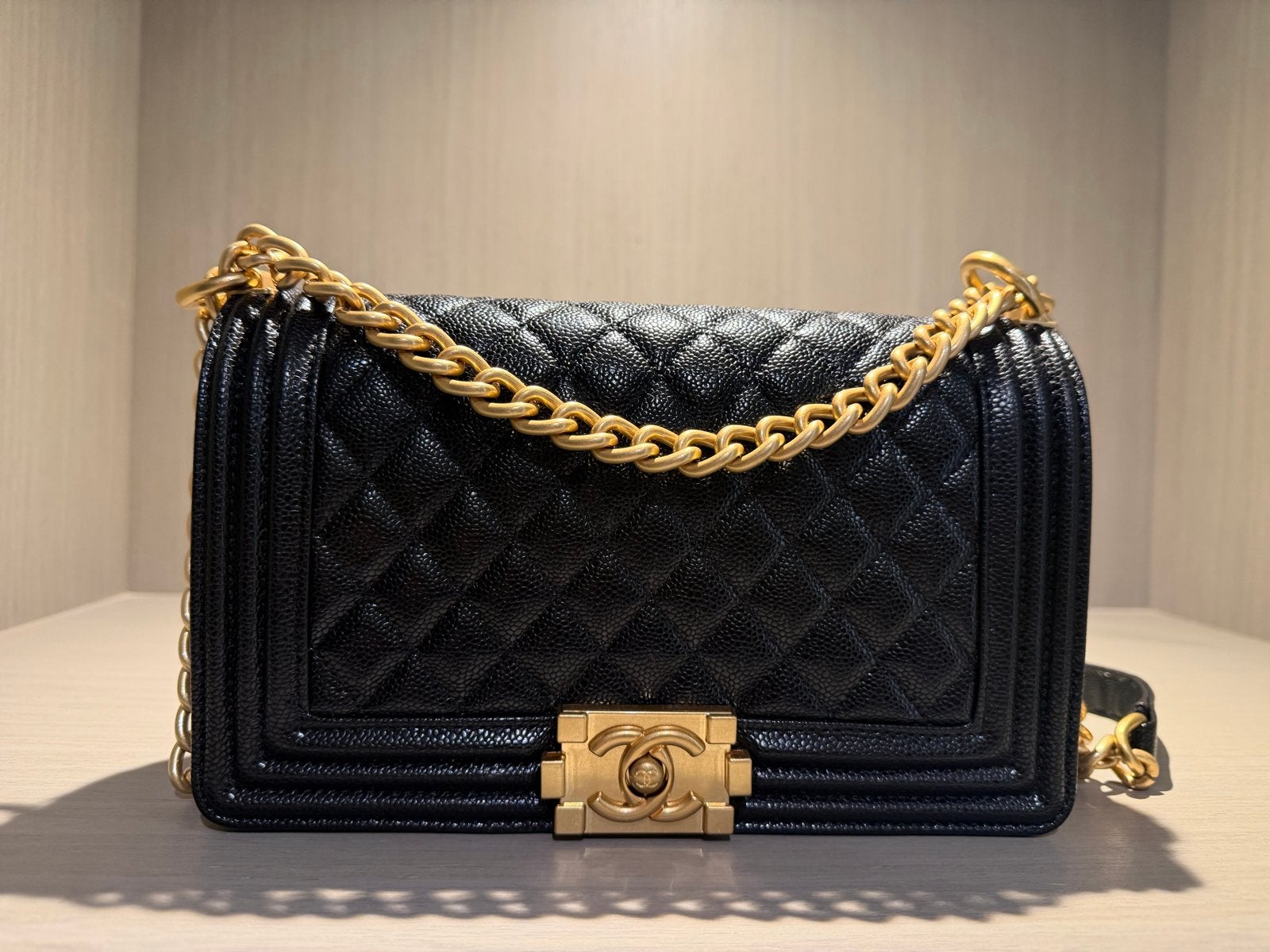 Chanel Boy Bag Large Zwart Grained Kalfsleer Goud Hardware, Ophalen, Nieuw, Zwart, Schoudertasje