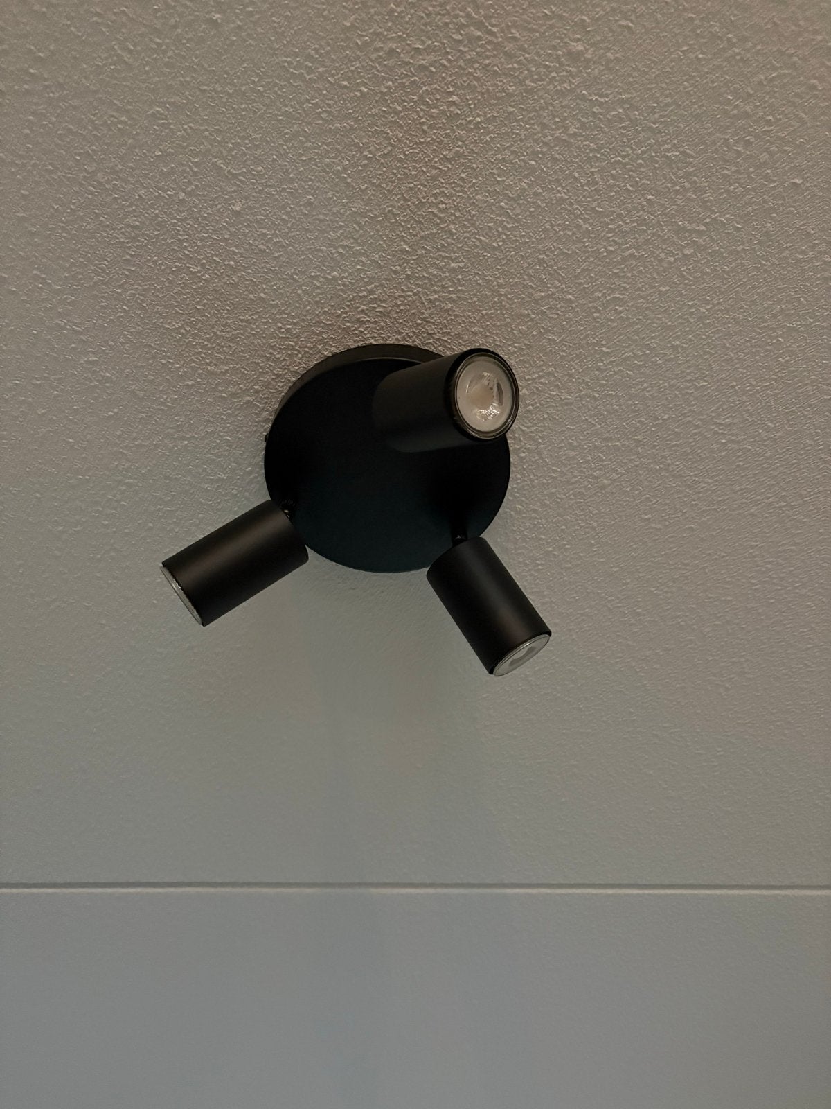 Zwarte opbouwspot met 3 verstelbare LED-spots, Huis en Inrichting, Opbouwspot, Ophalen of Verzenden, Zo goed als nieuw, LED