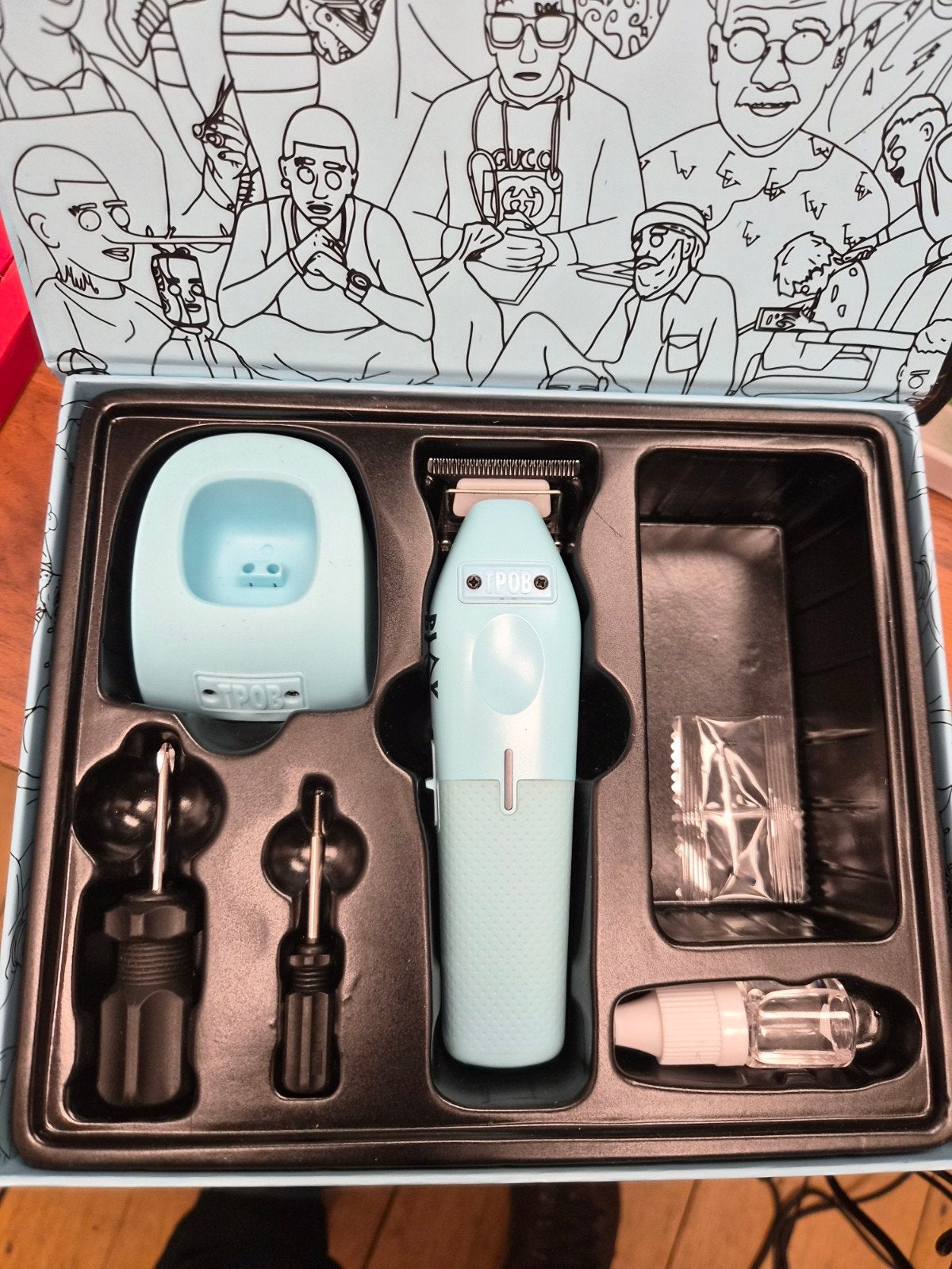 TPOB PLAY Trimmer. Met doos en accessoires, Verzenden, Zo goed als nieuw, Tondeuse