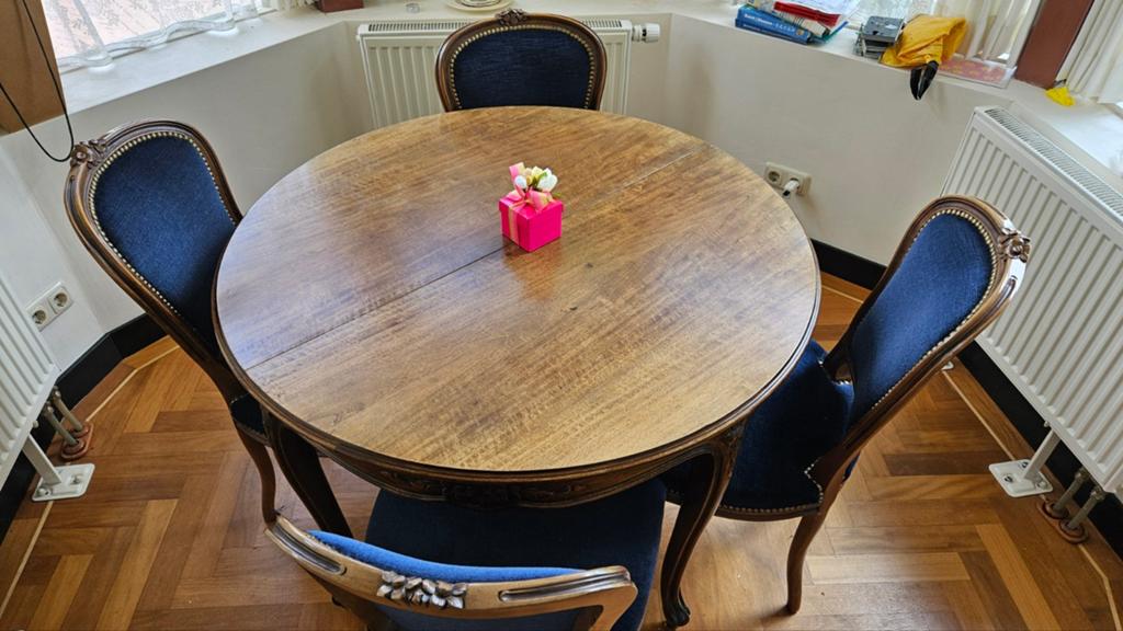 Antieke ronde eettafel met houtsnijwerk - 110 cm doorsnee, Ophalen of Verzenden