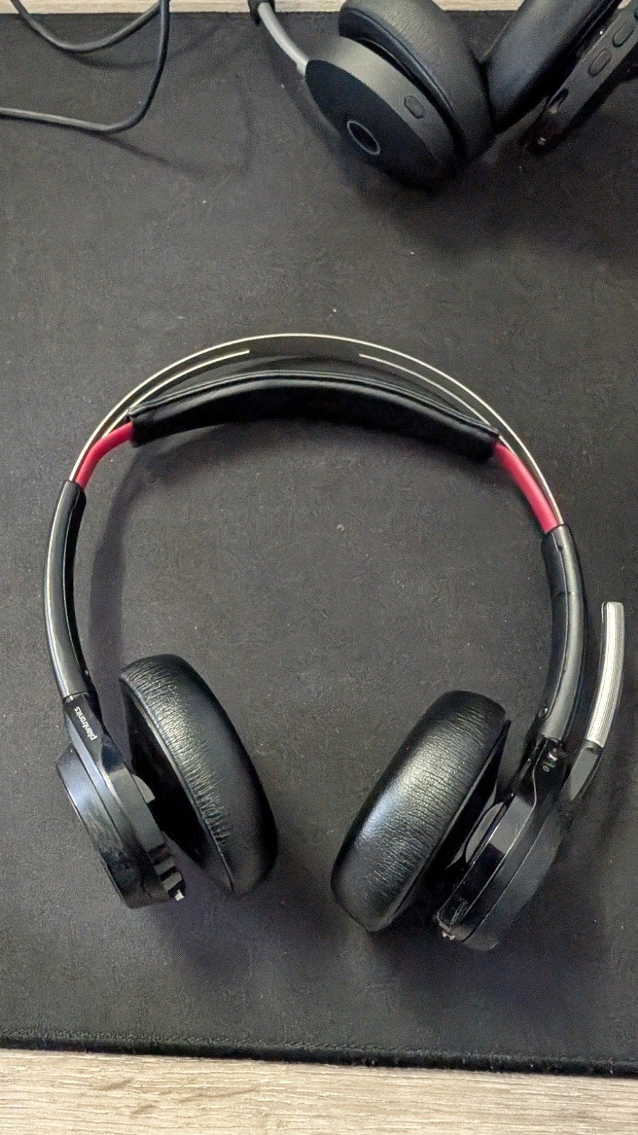 Plantronics Voyager Focus UC Headset met oplaadstation, Gebruikt, Plantronics, On-ear, Ophalen of Verzenden
