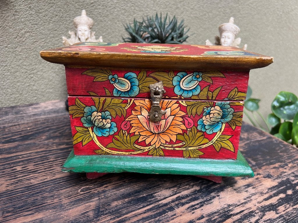 Tibetaans handbeschilderd Tibet kist, Huis en Inrichting, Gebruikt, Minder dan 50 cm, Ophalen of Verzenden, https://verburgtvintage.nl/#contact
