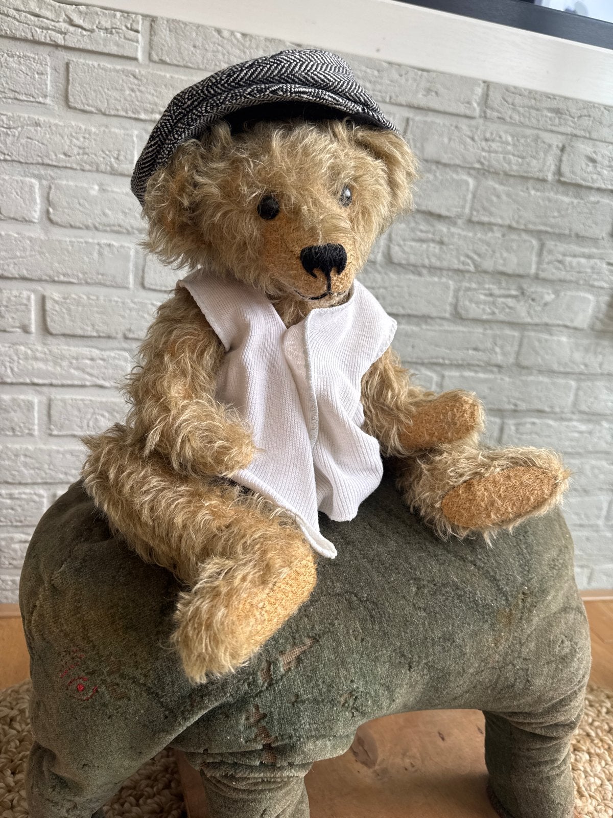 Vintage Teddybeer met pet en vestje - Uniek en charmant, Antiek en Kunst, Ophalen of Verzenden