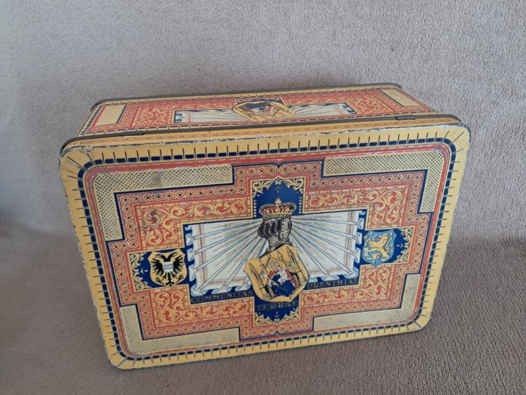 Oude blikken tabaksdoos fraai gestileerde decoratie, Ophalen of Verzenden