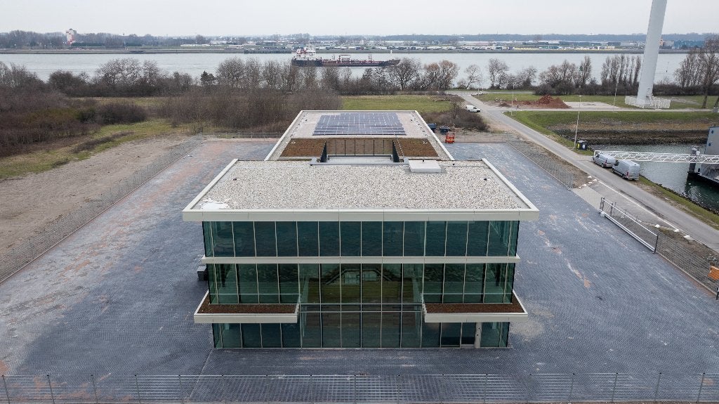 Diverse loodsen te huur in Europoort Rotterdam (havengebied), 225 m², Huur, Opslag of Loods