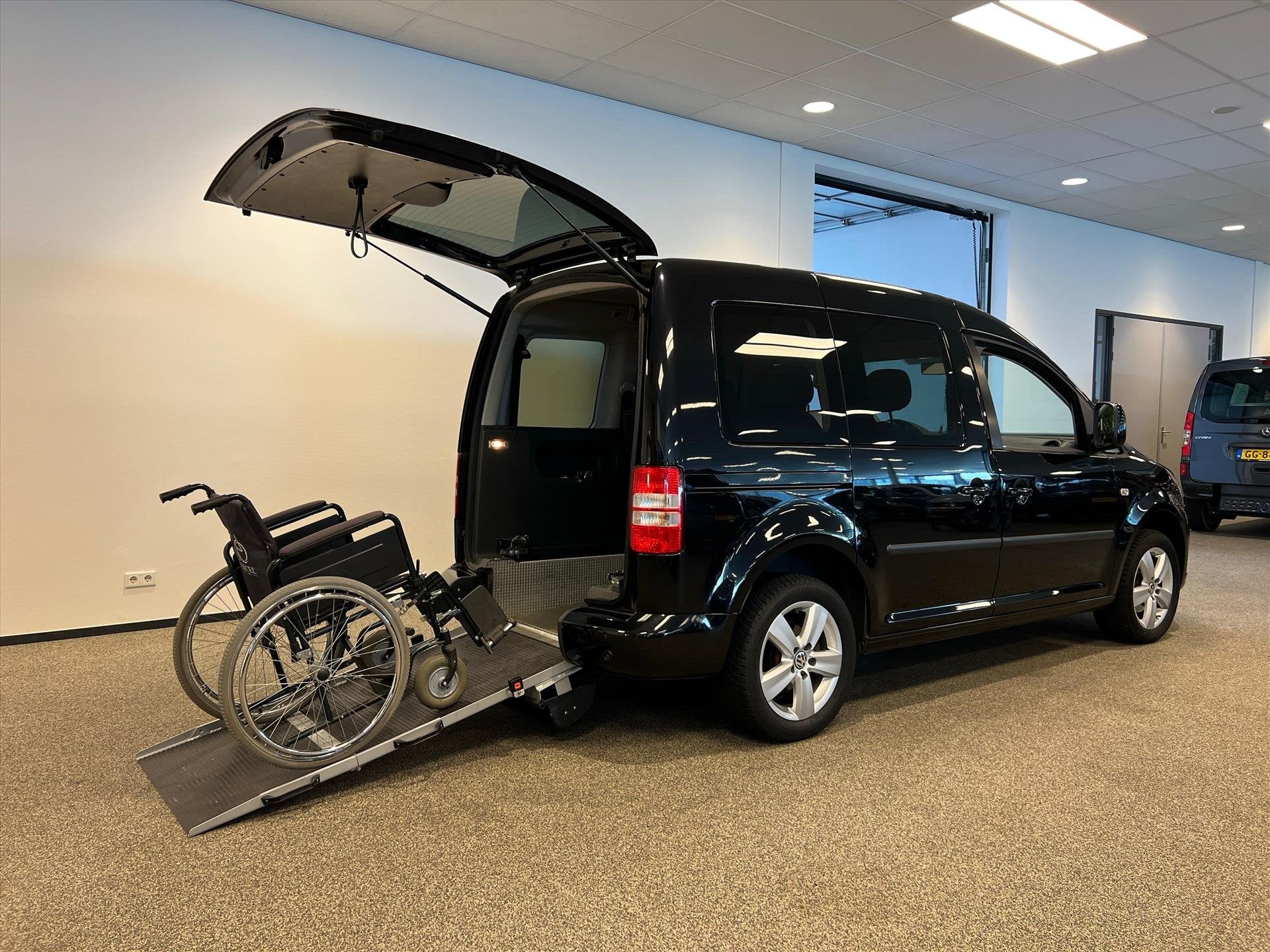 Volkswagen Caddy Rolstoelauto 3+1 of 5+0, Auto's, Gebruikt, Zwart, Handgeschakeld, Geïmporteerd
