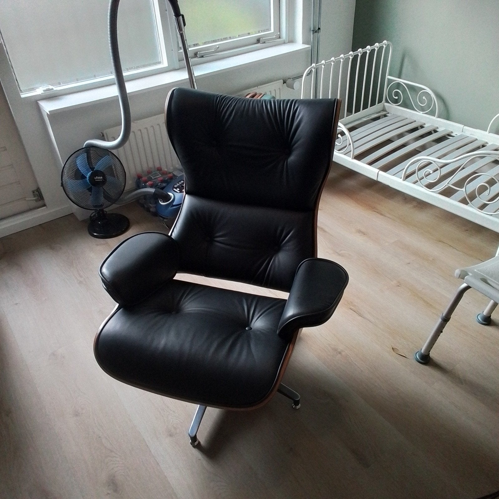 Lounge stoel met voetenbank - Zwart leer en hout, Ophalen, Modern design, comfortabel, Zwart, Hout