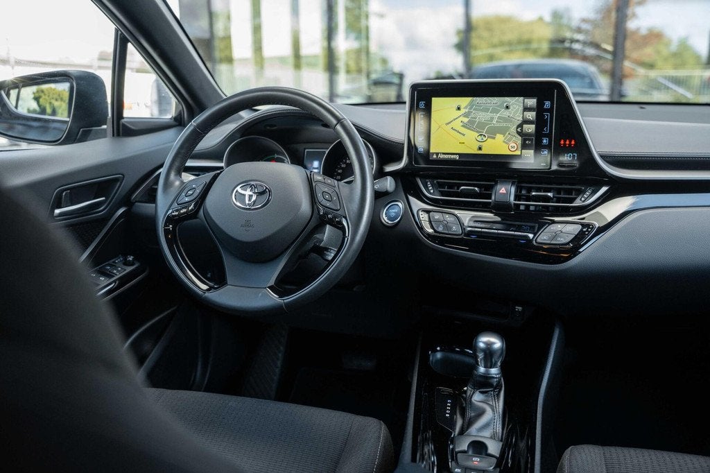 Toyota C-HR 1.8 Hybrid Dynamic*CAMERA*NAVI*KEYLESS*CLIMA*, 4 cilinders, Zwart, Bedrijf, 26 km/l