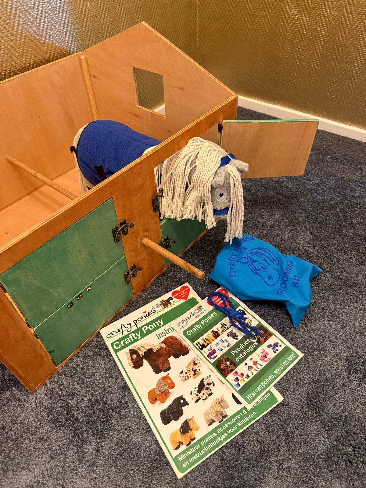 Grijze Crafty Pony met accessoires en zelfgemaakte stal, Ophalen, Zo goed als nieuw, Meisje