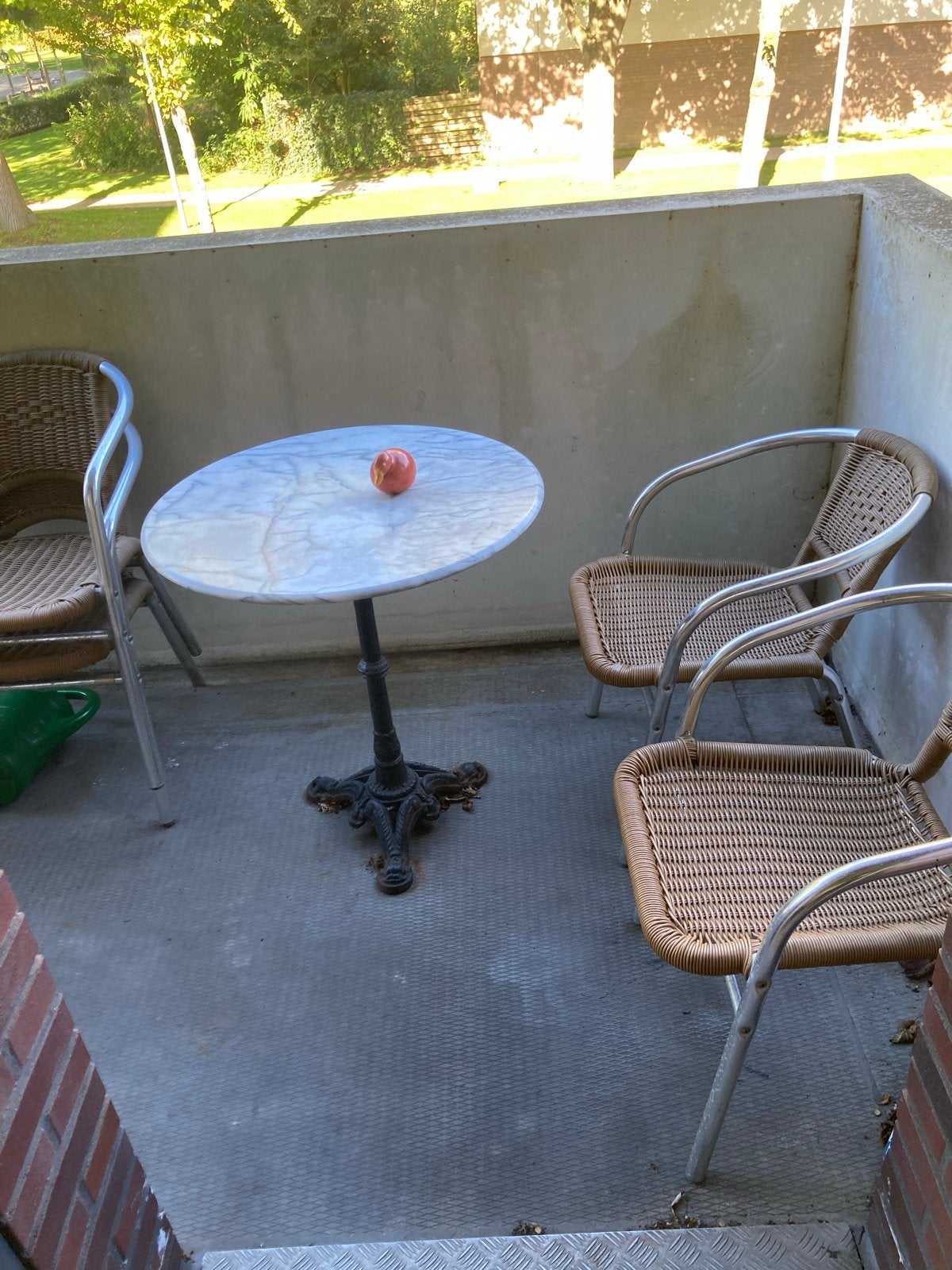 Balkonset: Marmeren Tafel en 4 Rotan Stoelen, Ophalen, Gebruikt, Rond, Overige materialen