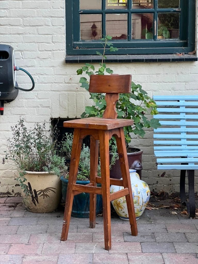 Brutalistische houten barkruk / kapiteinskruk, Huis en Inrichting, Barkrukken, Ophalen, 60 tot 90 cm, Zo goed als nieuw, 1 kruk