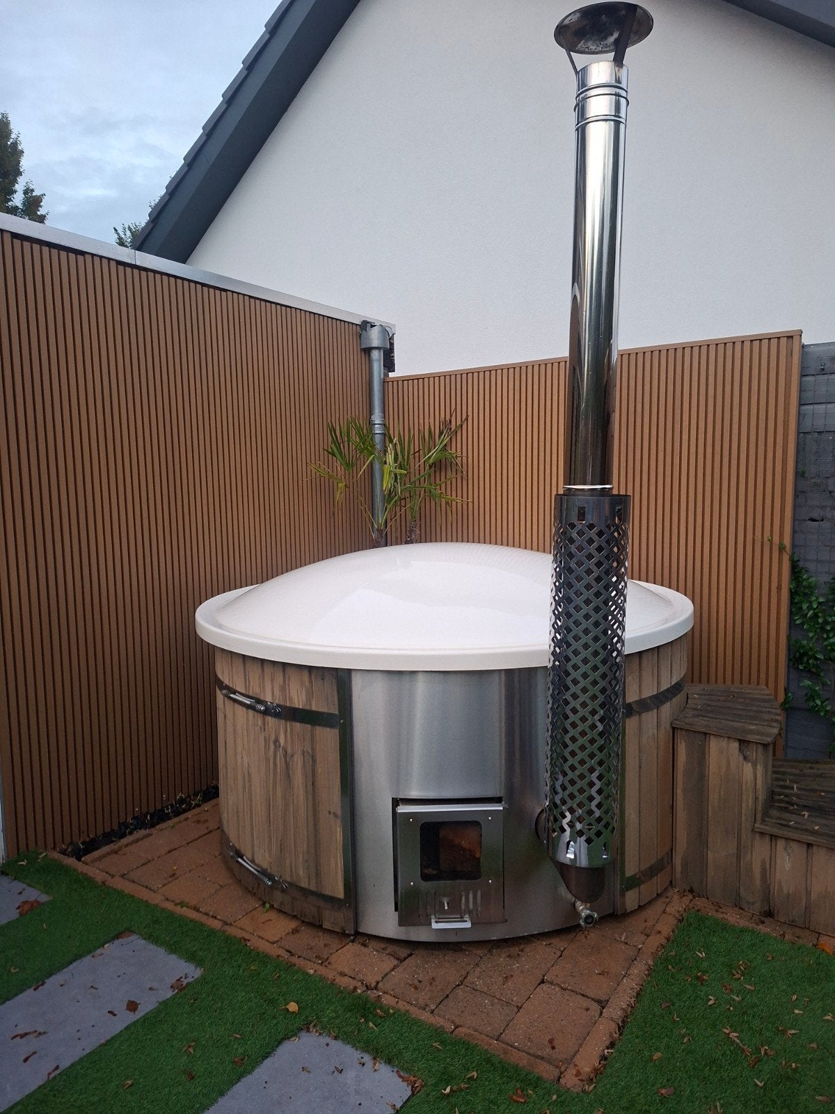 Hottub met aan de buitenkant een RVS kachel - Zo goed als ni, Ophalen, Zo goed als nieuw, Afdekzeil, Vast