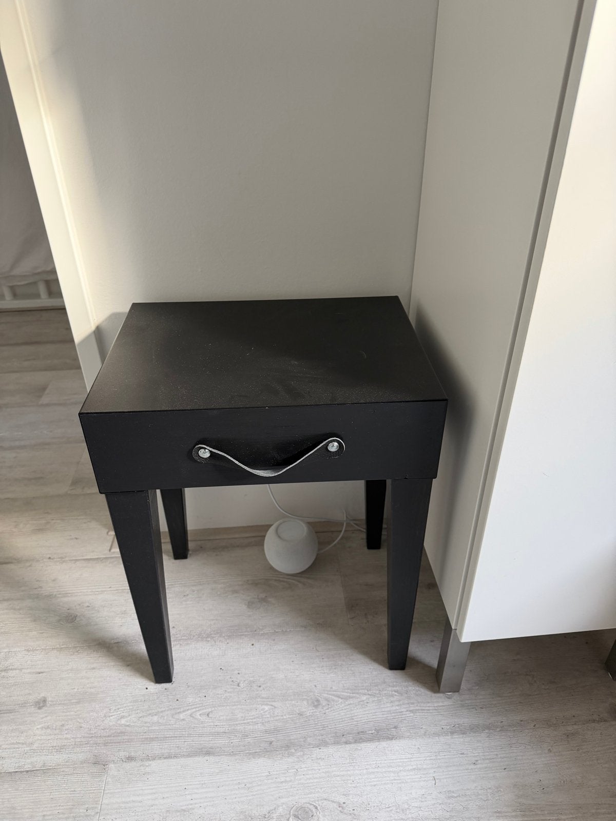 Stijlvol zwart nachtkastje met lade, Ophalen, Gebruikt, Minder dan 45 cm, Metaal of Aluminium