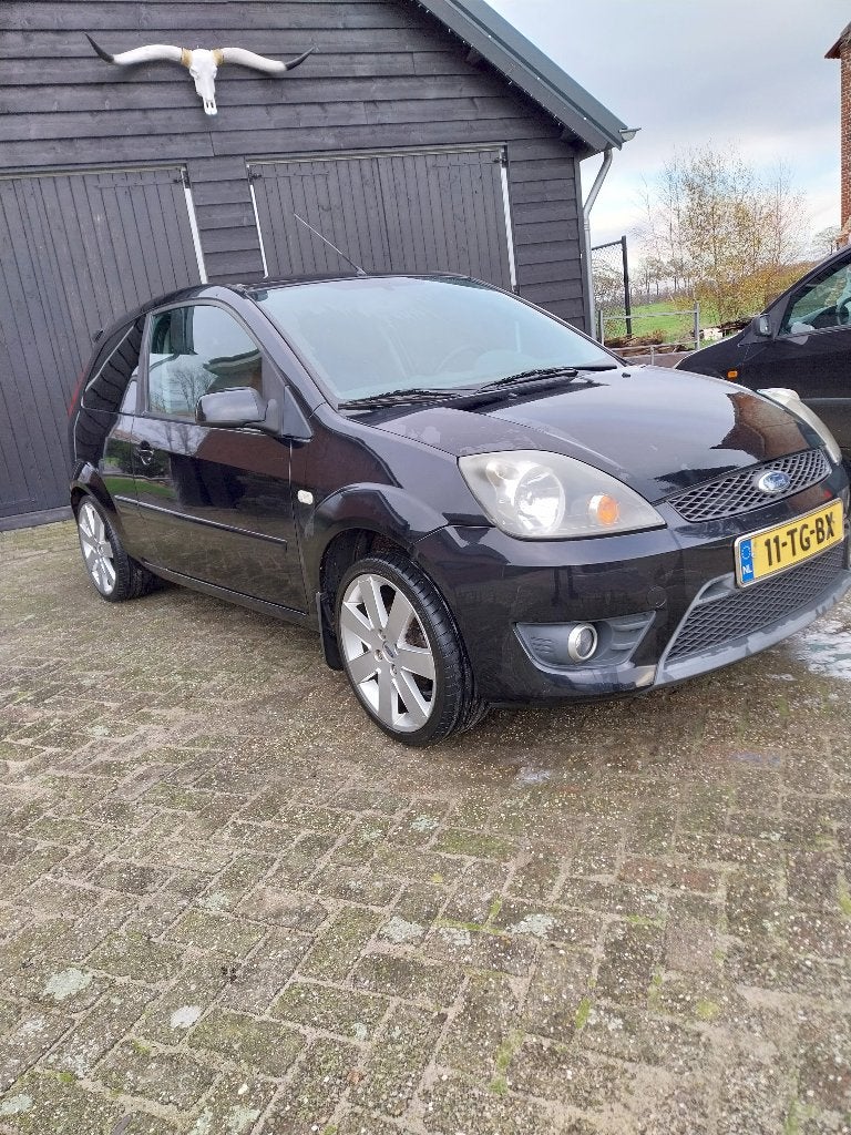 Ford Fiësta 1.6 16V 3DR 2006 Zwart, Voorwielaandrijving, 1596 cc, 15 km/l, 40 €/maand