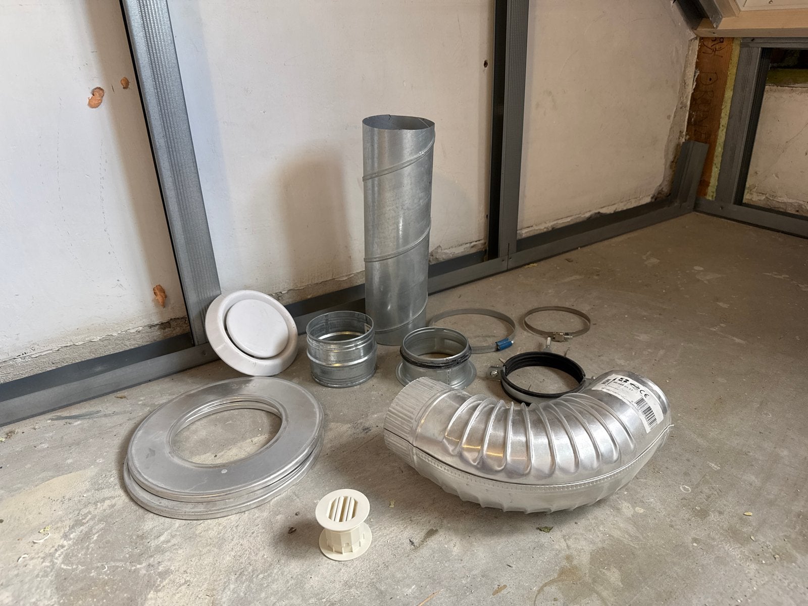 Ventilatie onderdelen: buizen, bochten, klemmen, roosters, Ophalen, Zo goed als nieuw, Ventilator en Afzuiger
