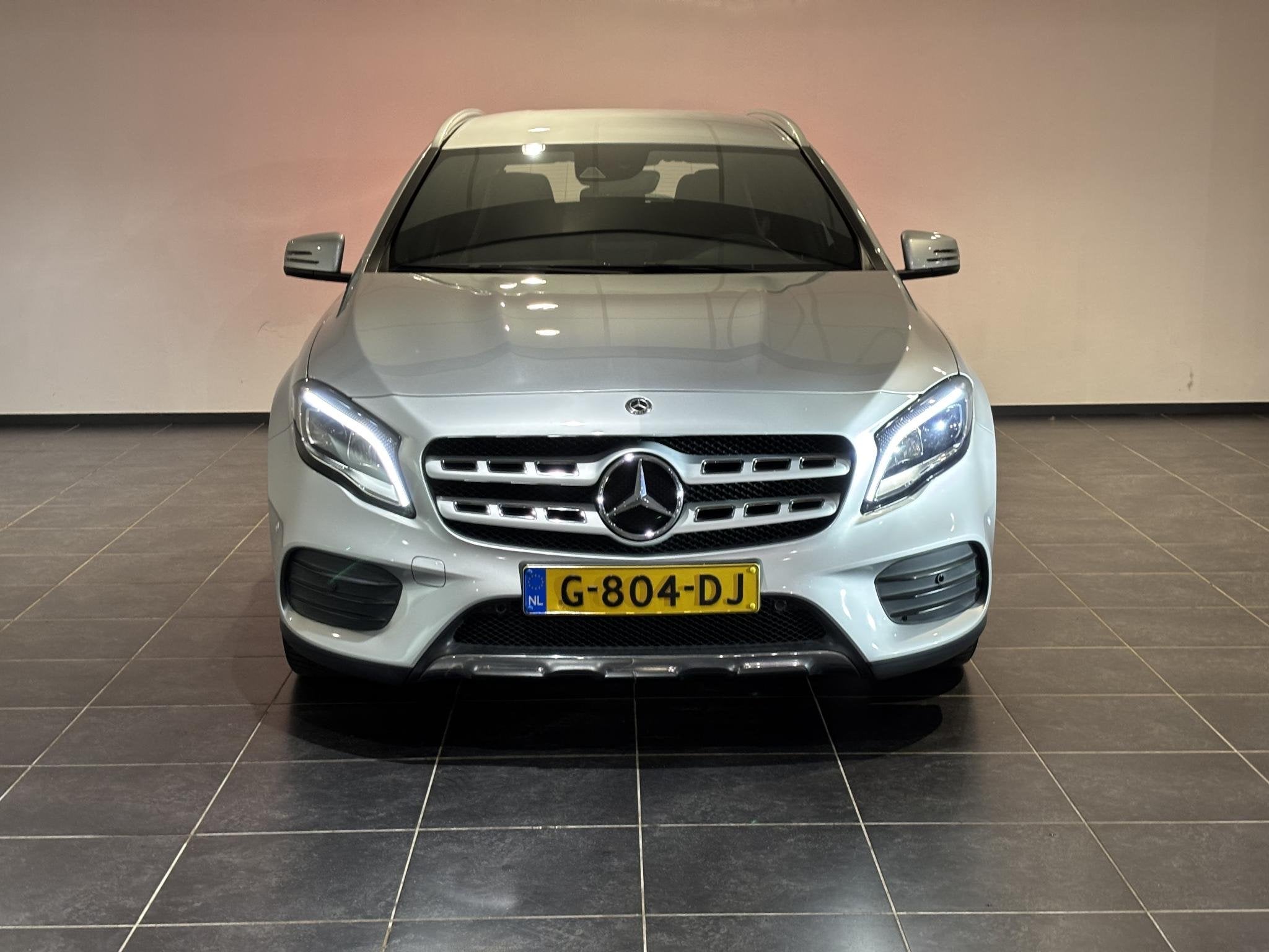 Mercedes-Benz GLA-klasse 180 Business Solution AMG Limited N, Auto's, 4 cilinders, 715 kg, Leder en Stof, 122 pk