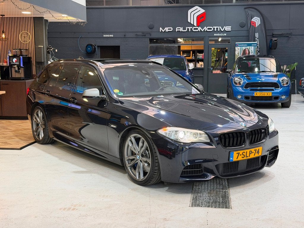 BMW 5-serie Touring M550xd|PANO|B&O|HUD|SOFTCLOSE|360|M550D|, Auto's, BMW, Automaat, Gebruikt, 2993 cc, Zwart