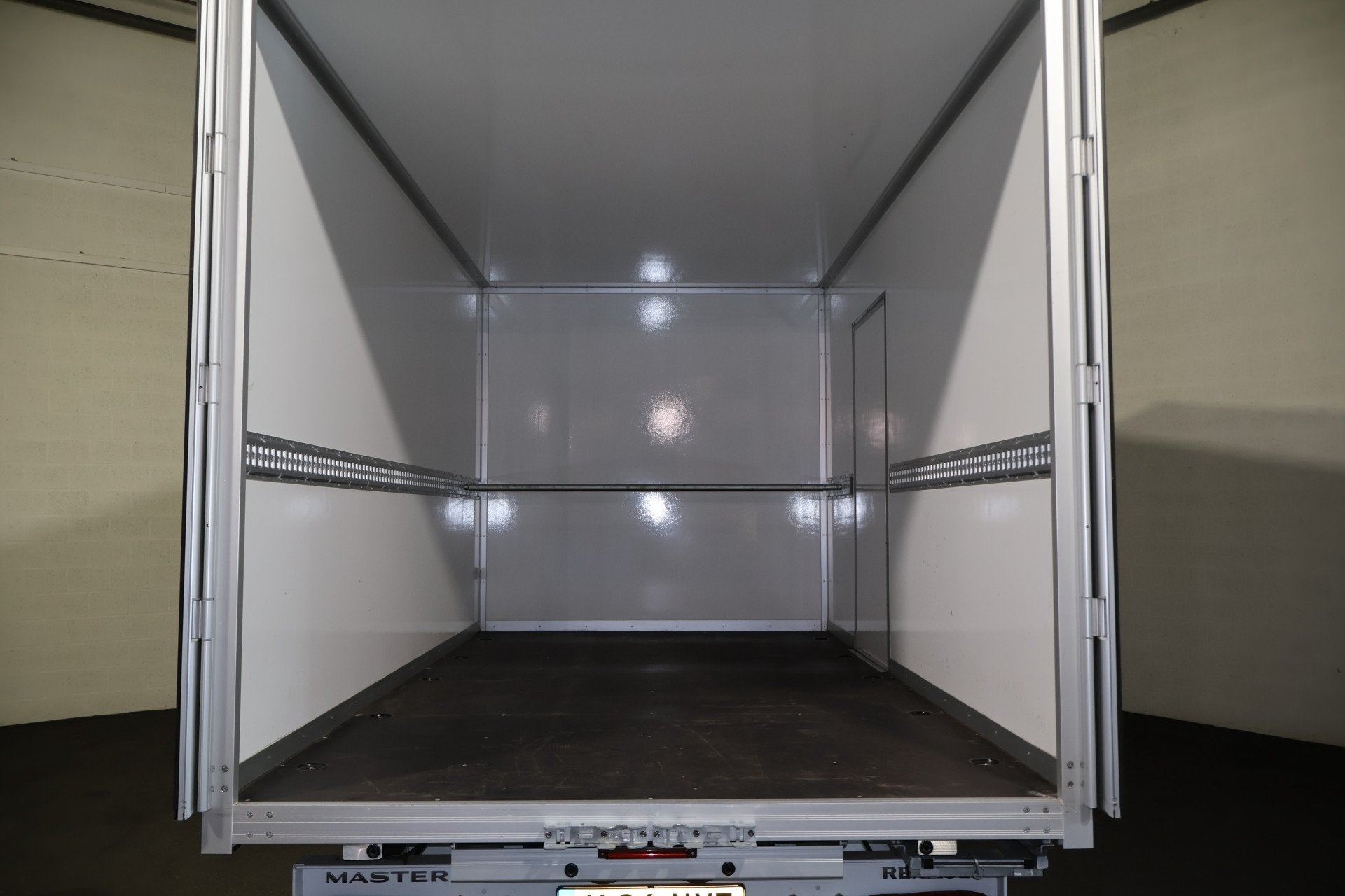 Renault Master T35 2.0 dCi 170pk Bakwagen met Achterdeuren (, Voorwielaandrijving, 1998 cc, Stof, Gebruikt