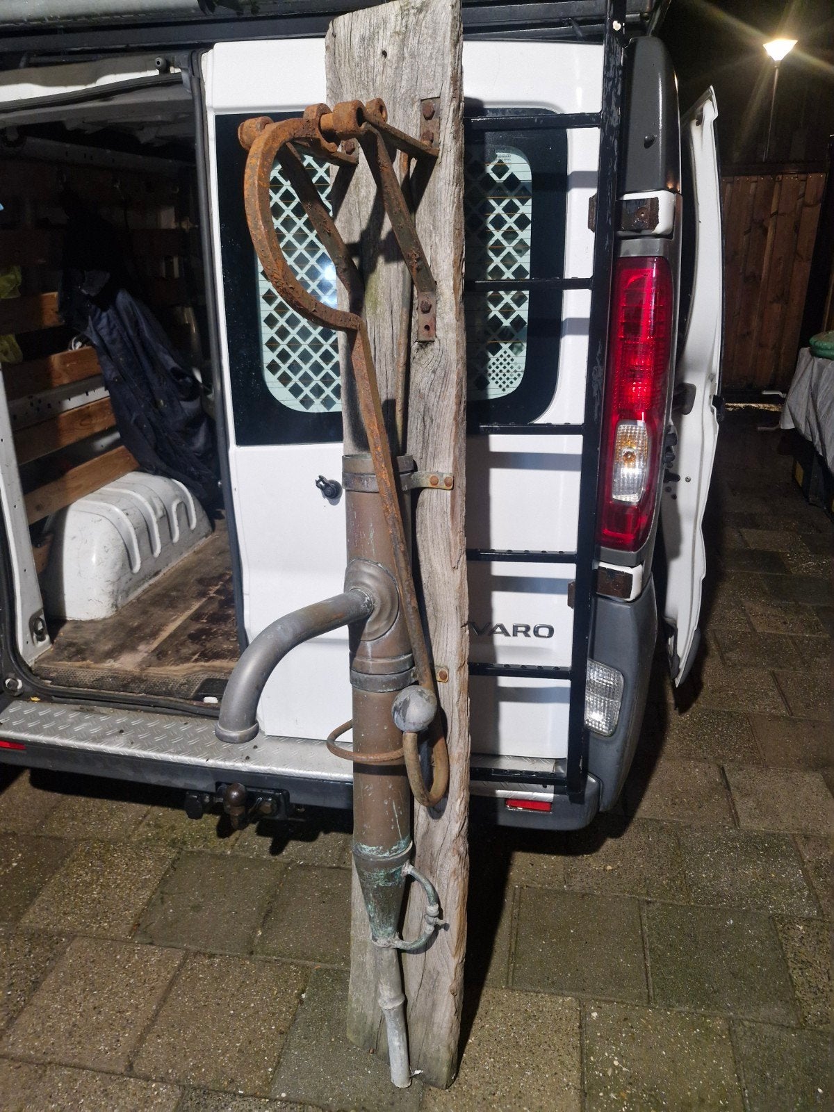Antieke Decoratieve Waterpomp op Houten Paal, Antiek en Kunst, Ophalen