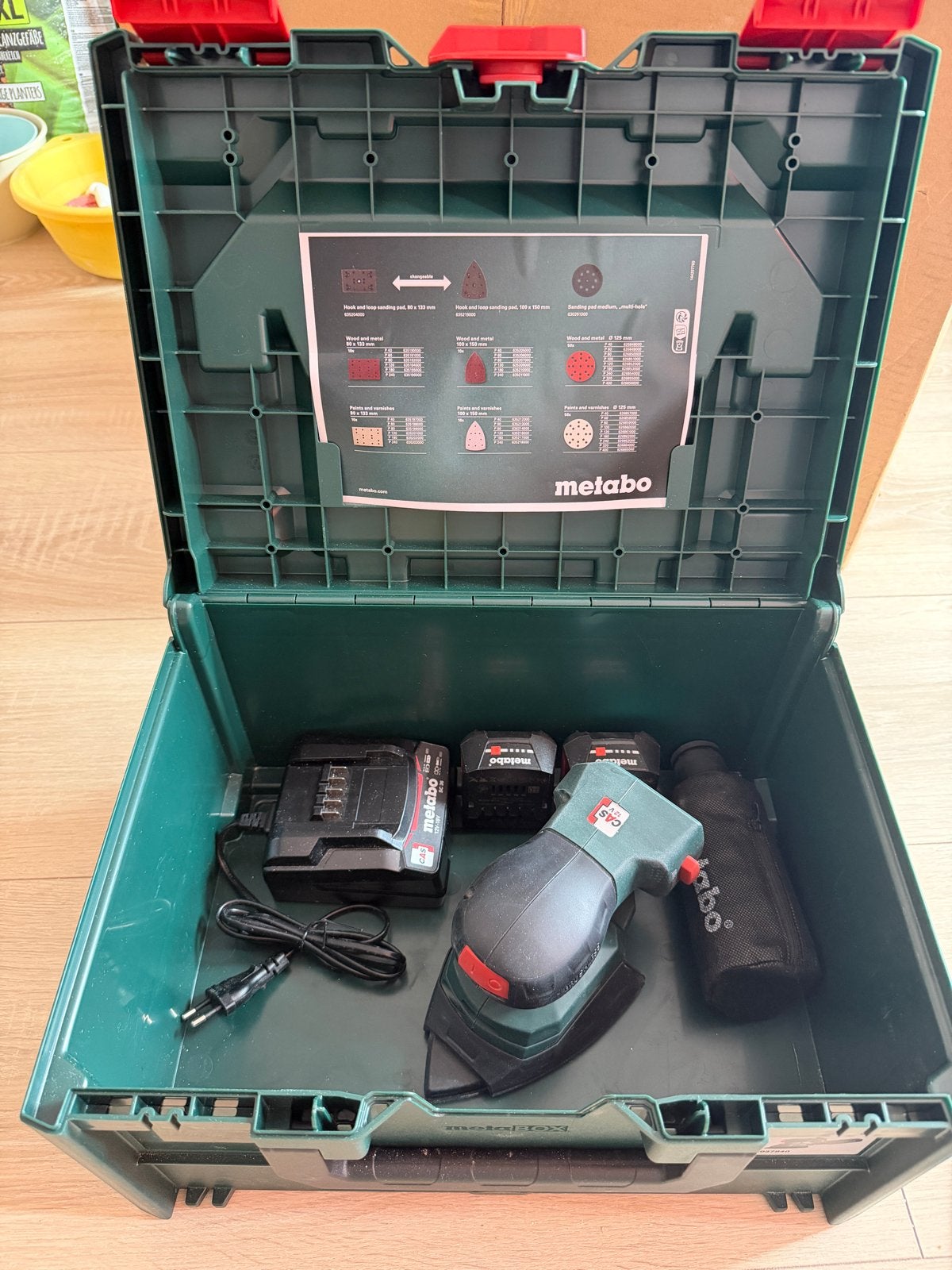 Metabo driehoekschuurmachine met lader en 2 accu's, Ophalen, Zo goed als nieuw, Overige typen