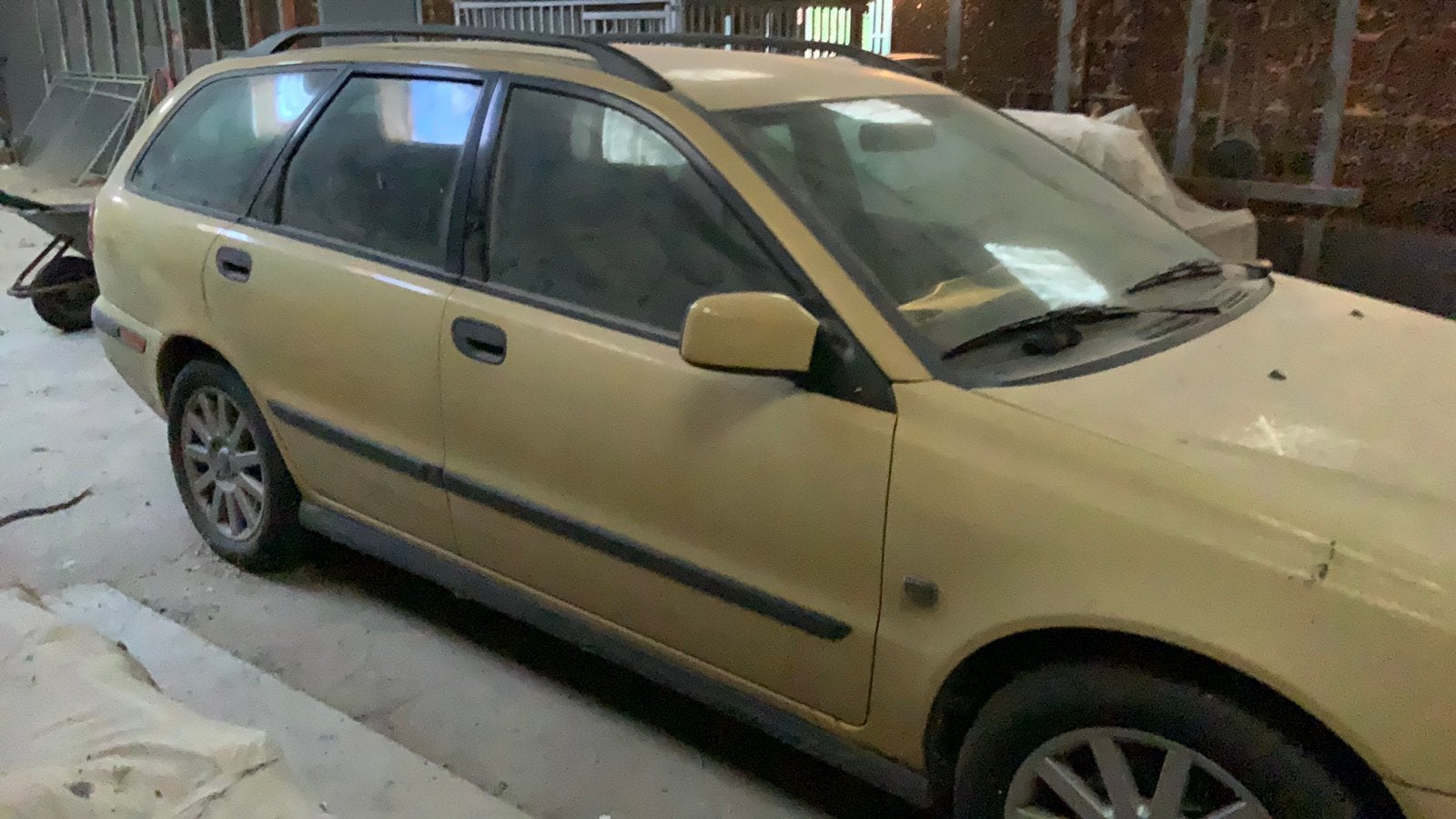 Volvo V40 1.8 Bi-fuel 2001 Geel, Voorwielaandrijving, 4 cilinders, CNG (Aardgas), 122 pk