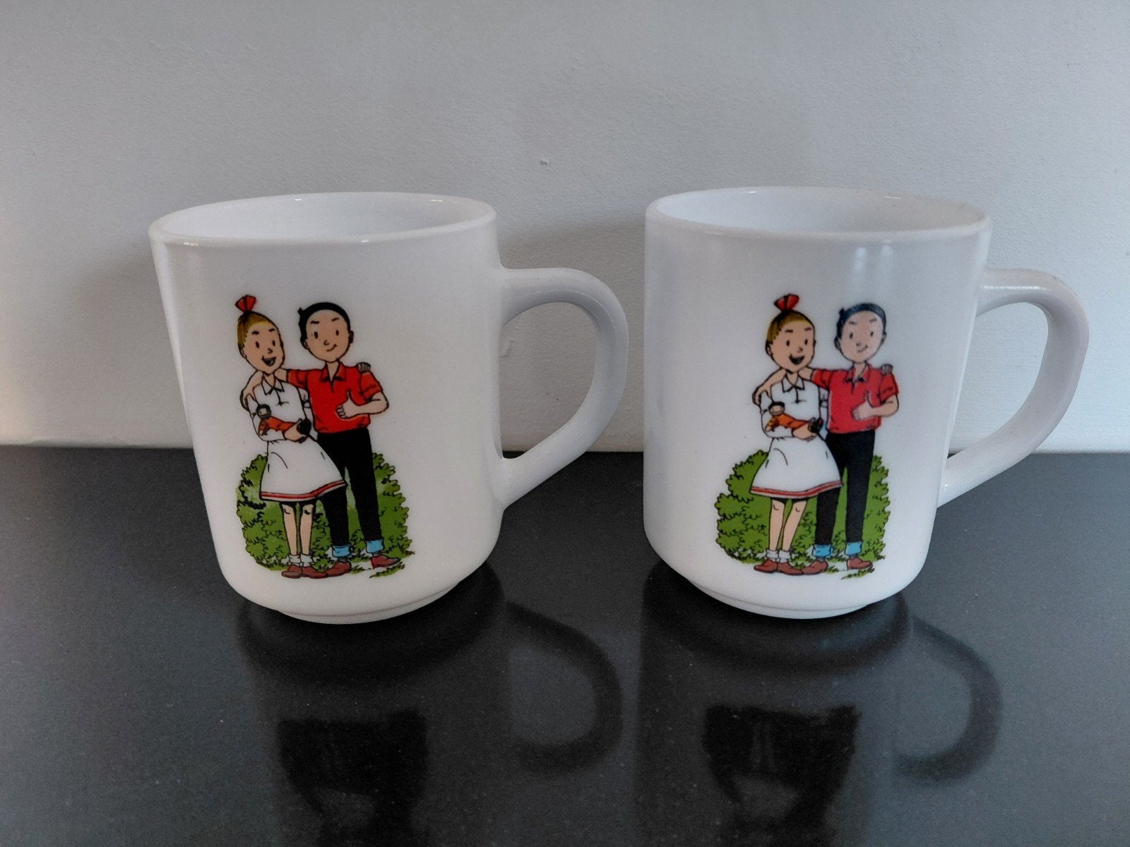2 arcopal mokken suske en wiske, Huis en Inrichting, Keuken | Servies, Ophalen of Verzenden, Overige stijlen, Kop(pen) en/of Schotel(s)