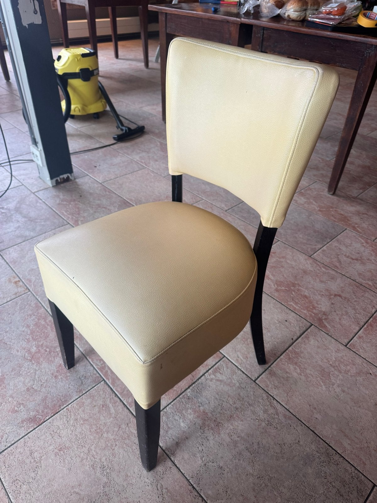 60 horeca stoelen - Crème leer en donker hout, Huis en Inrichting, Ophalen, Gebruikt, Overige kleuren, Eén