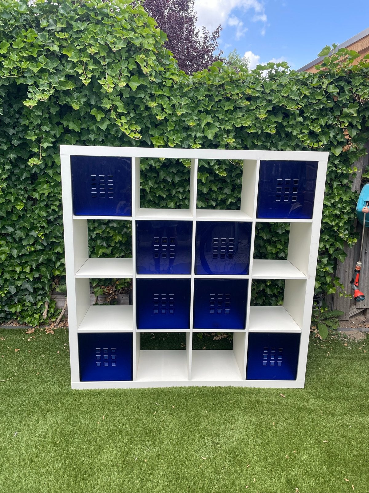 IKEA Kallax kast met blauwe inzetbakken, Ophalen, Met plank(en), Gebruikt, 100 tot 150 cm
