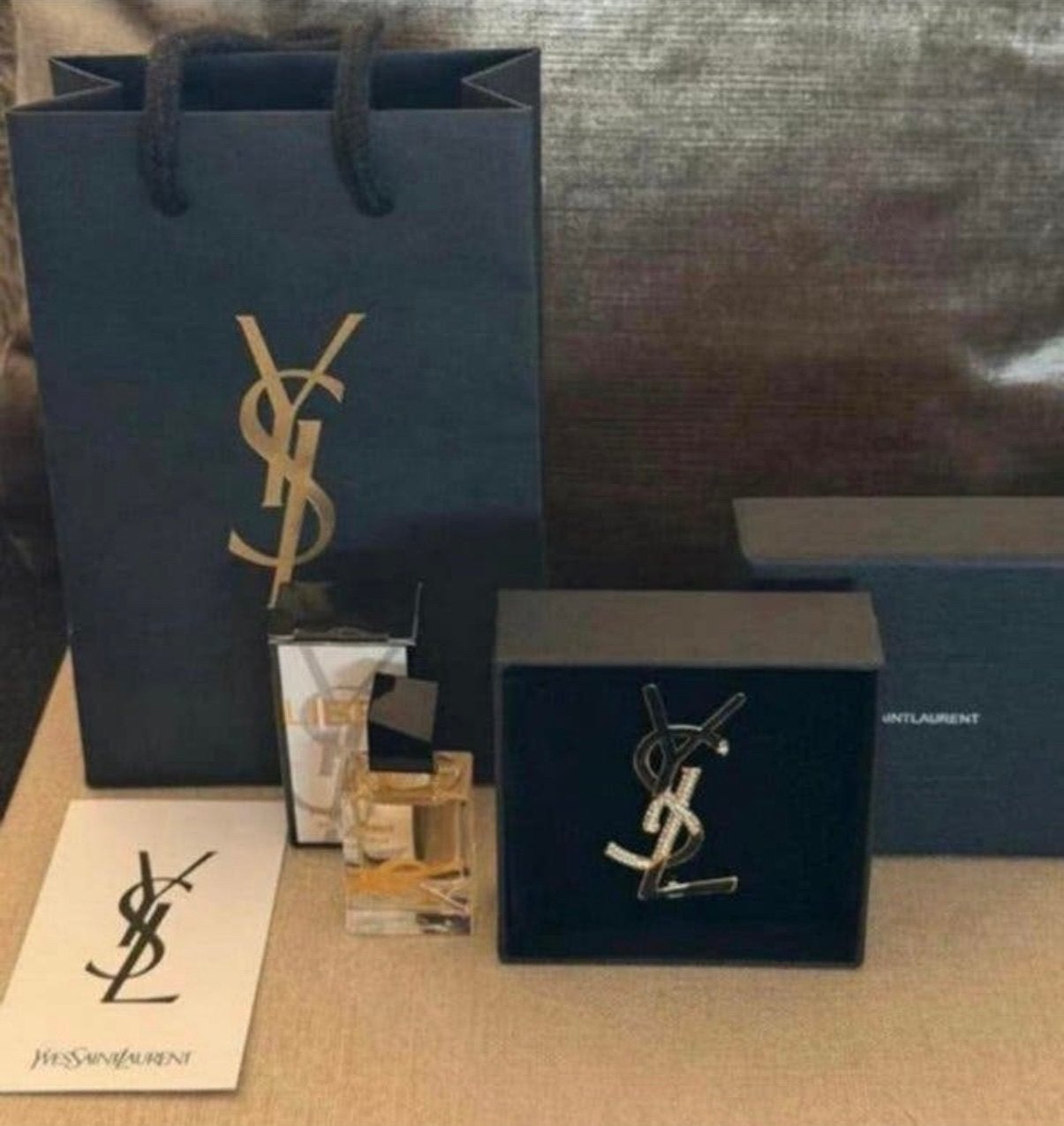 Stijlvolle YSL broche, zwart/goud & miniatuur Libre in tas, Overige materialen, 4 tot 7 cm, Verzenden, Zwart