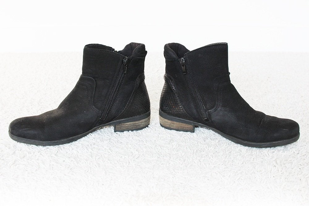 Zwarte Suede Dames Laarsjes (Maat 39) € 25,-, Kleding | Dames, Schoenen, Zwart, Lage of Enkellaarzen, Ophalen of Verzenden, Zo goed als nieuw