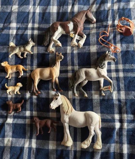 Schleich set 5 honden, 4 paarden + zadel, Verzenden, Zo goed als nieuw