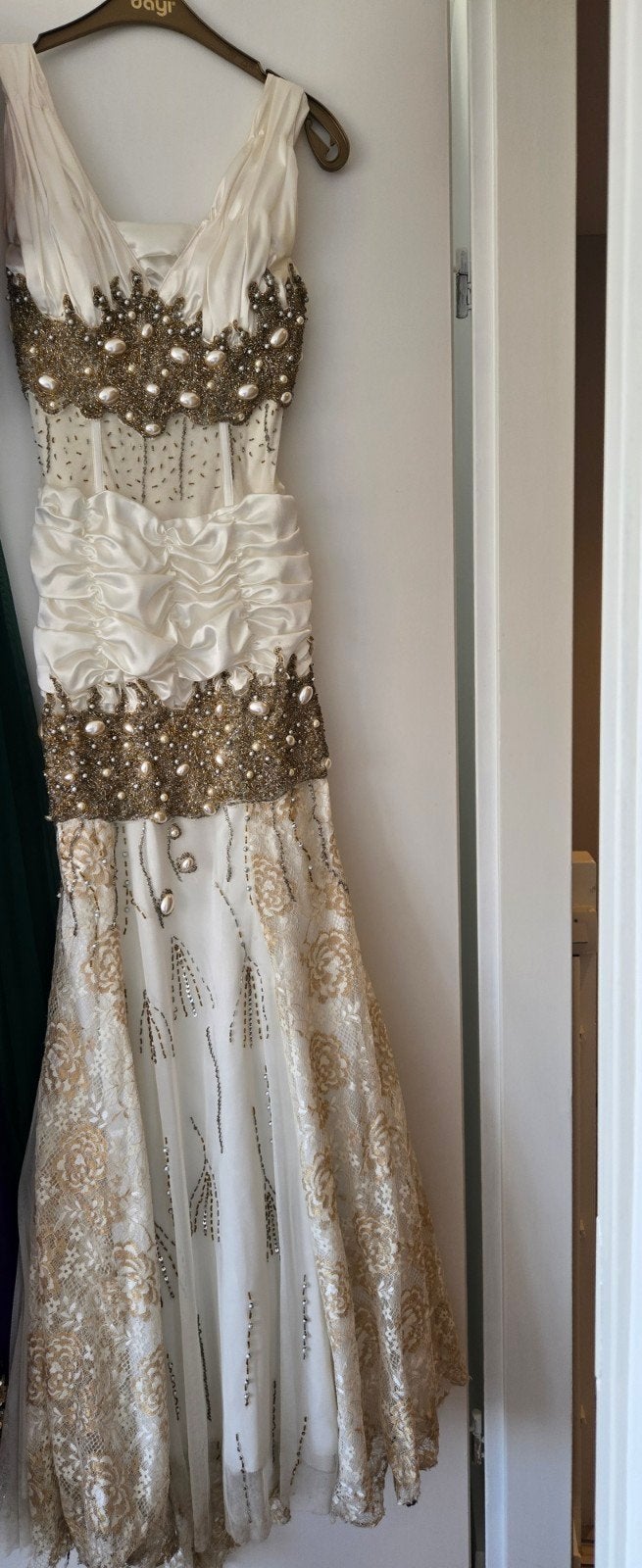 Elegante Galajurk met Gouden Borduurwerk en Parels, Kleding | Dames, Gelegenheidskleding, Galajurk, Wit, Ophalen of Verzenden