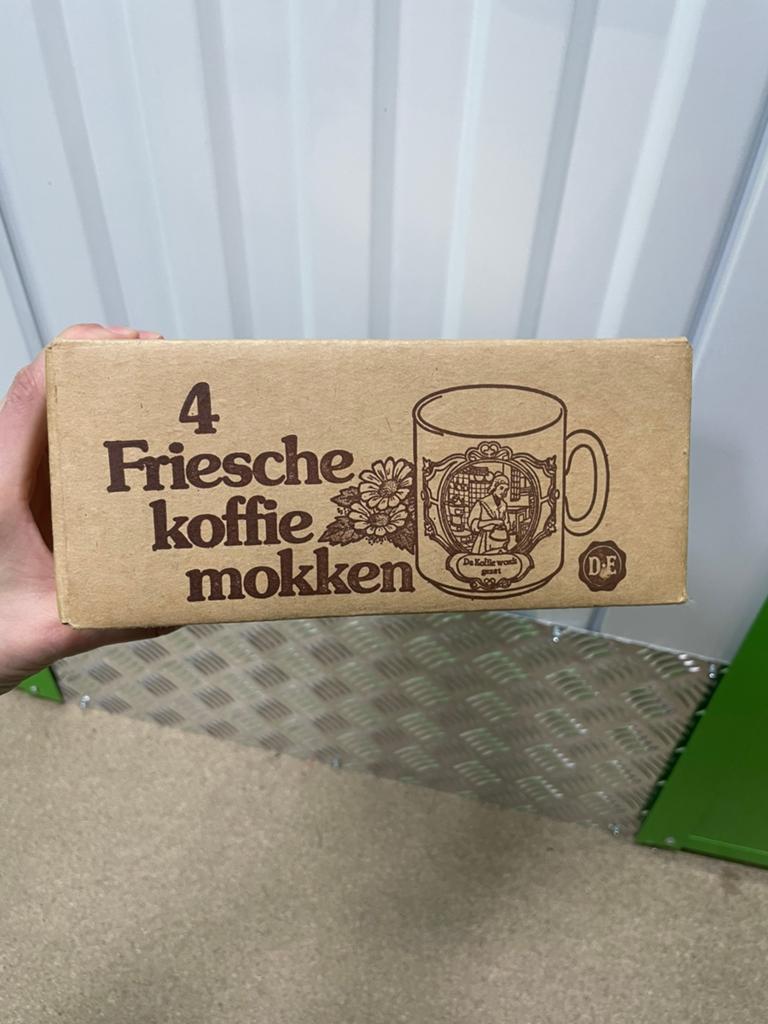 Doos met 4 Friesche koffie mokken van Douwe Egberts, Ophalen of Verzenden, Nieuw, Overige stijlen, Kop(pen) en/of Schotel(s)