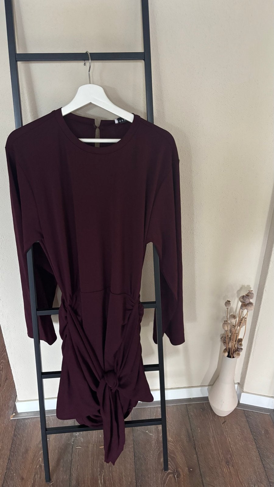 Bordeauxrode mini-jurk met lange mouwen en strikdetail, Kleding | Dames, Maat 42/44 (L), Nieuw, Ophalen of Verzenden, Boven de knie