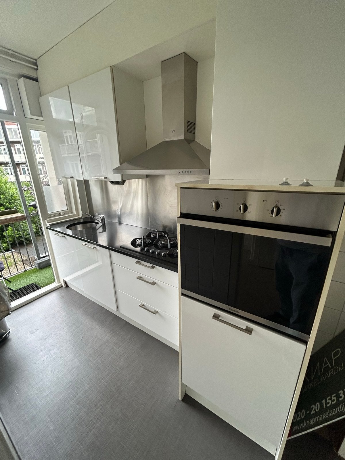 Moderne witte keuken met inbouwapparatuur, Ophalen, Gebruikt, Wit, Enkelwandige keuken