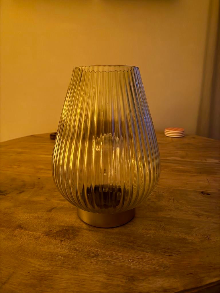 Stijlvolle glazen tafellamp met geribbeld design, Ophalen of Verzenden, Gebruikt, Glas, Minder dan 50 cm