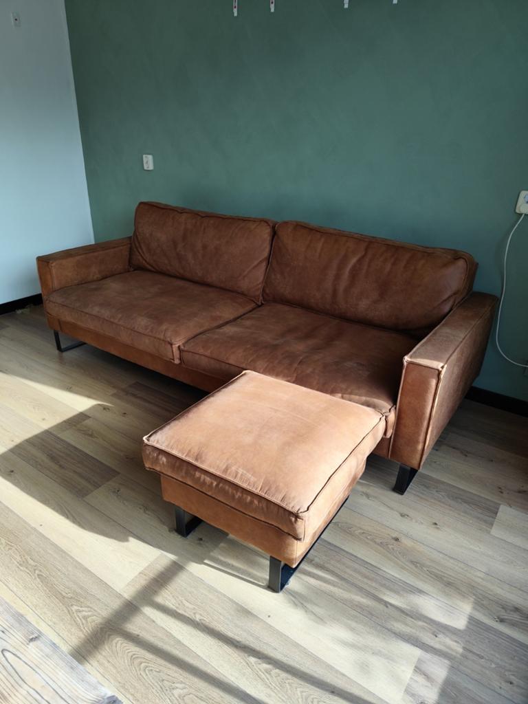 DIT WEEKEND WEG - Cognac bank met hocker - Western leer, Huis en Inrichting, Banken | Bankstellen, Gebruikt, Rechte bank, Driepersoons