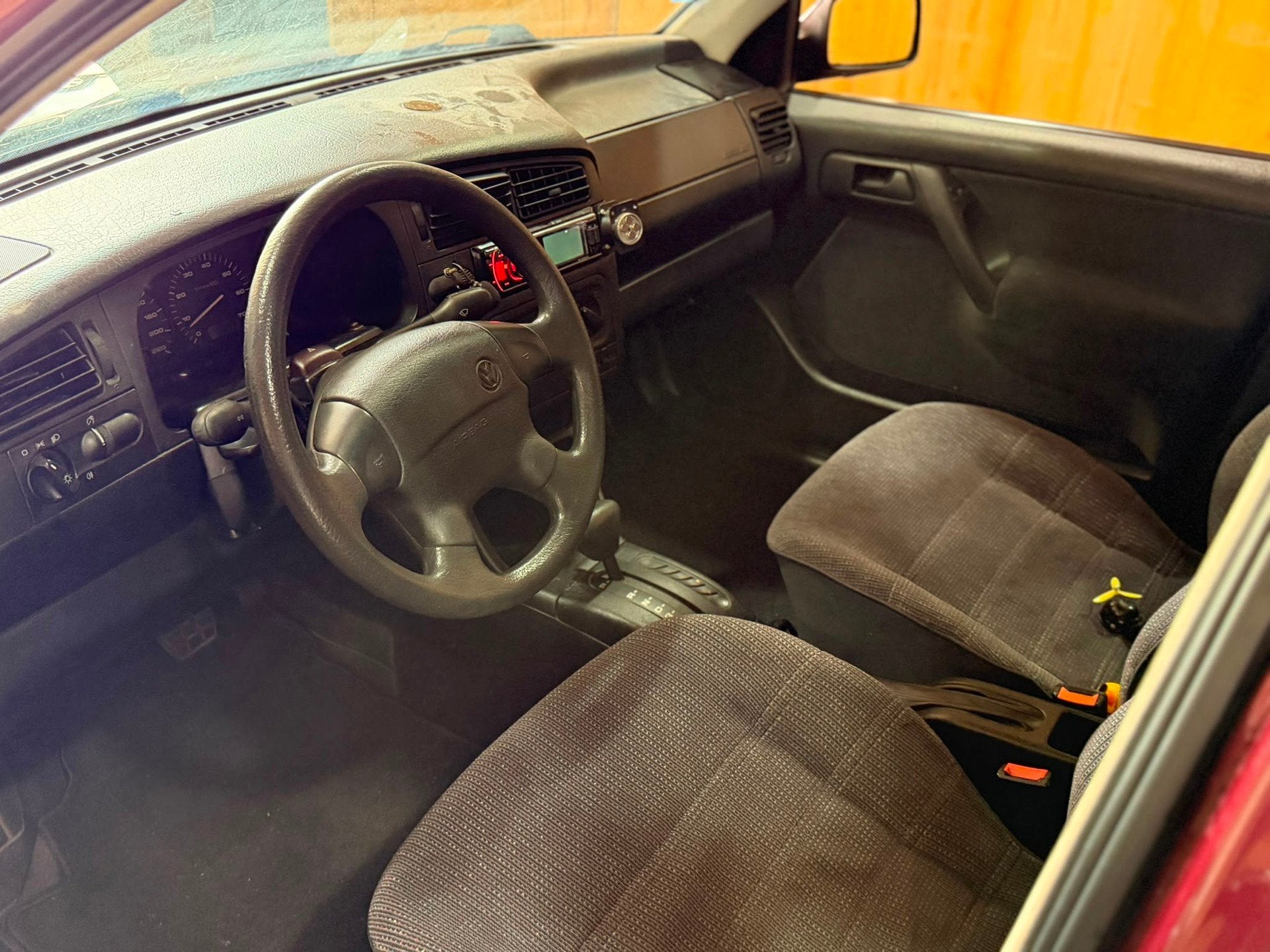 Volkswagen Vento 1.8 GL Sedan Automaat Thermotronic APK 2028, Auto's, Volkswagen, Gebruikt, 1781 cc, 90 pk, 500 kg