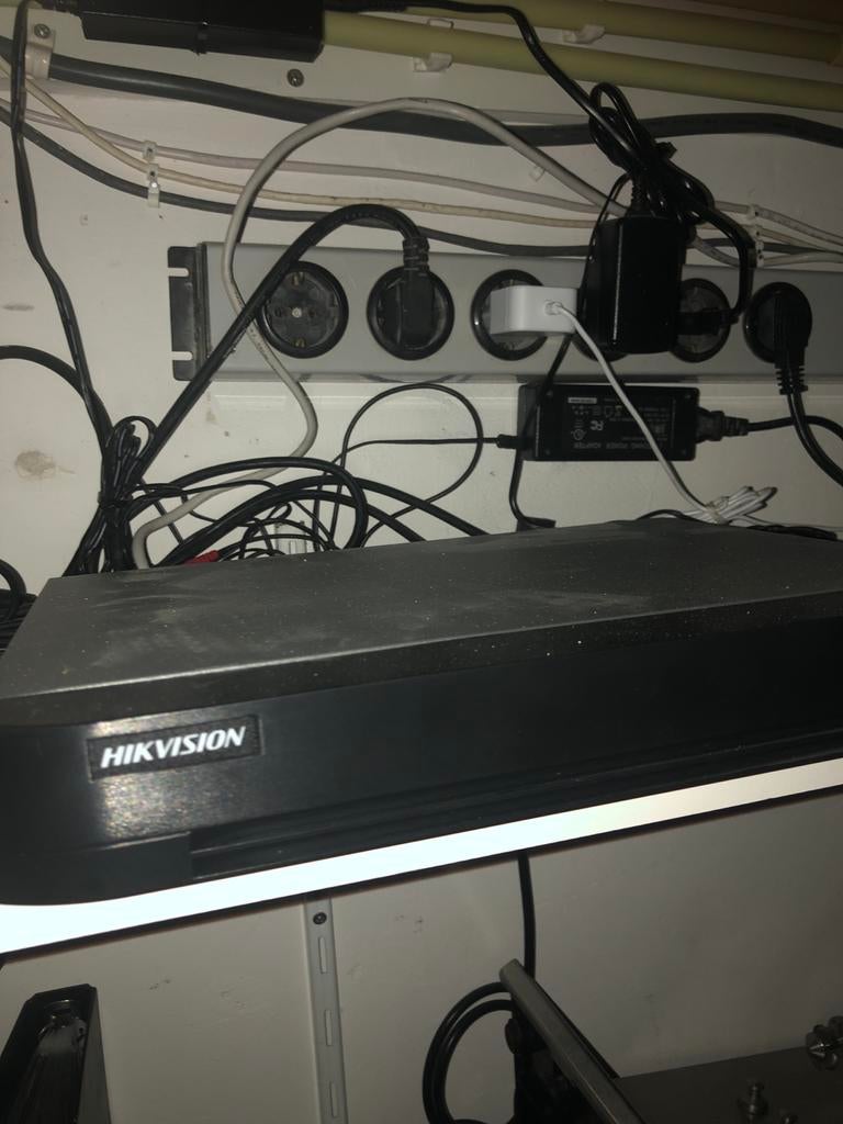 Hikvision Camerasysteem 6 binnen, 2 buiten + HP scherm, Ophalen