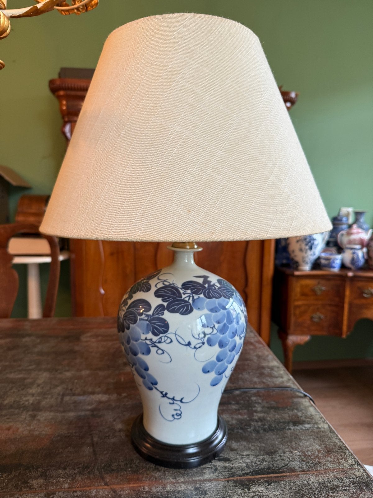 Vintage Tafellamp met Blauw-Wit Druivenmotief en Stoffen Kap, Huis en Inrichting, Ophalen, Gebruikt, Vintage, Meerkleurig