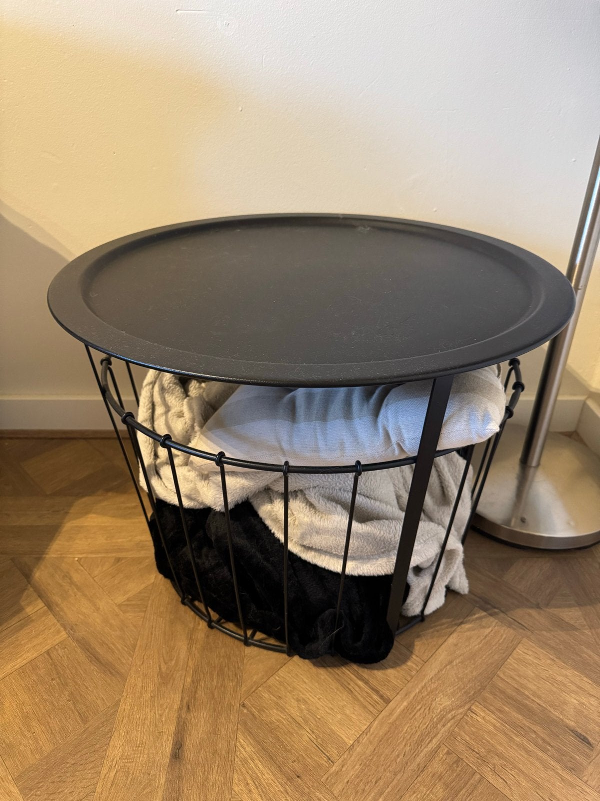 IKEA Zwarte metalen bijzettafel met opbergruimte, Ophalen, Minder dan 45 cm, Minder dan 55 cm, Gebruikt