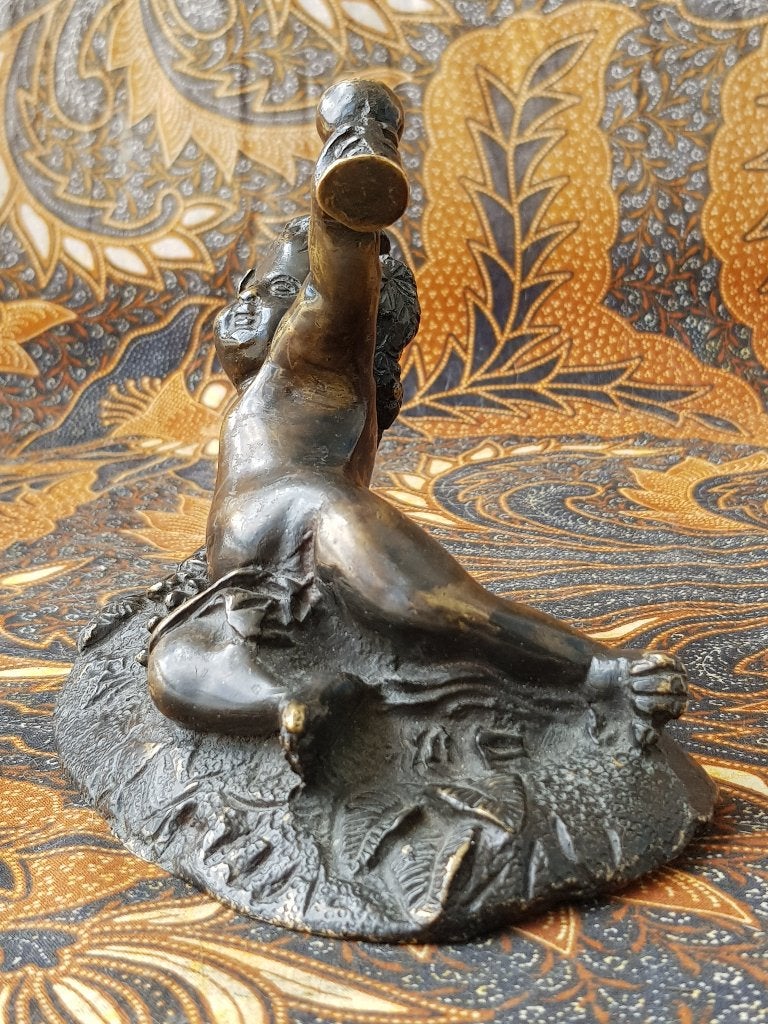 Mooi zwaar antiek brons beeldje uit Engeland van een putti., Antiek en Kunst, Ophalen of Verzenden, Brons