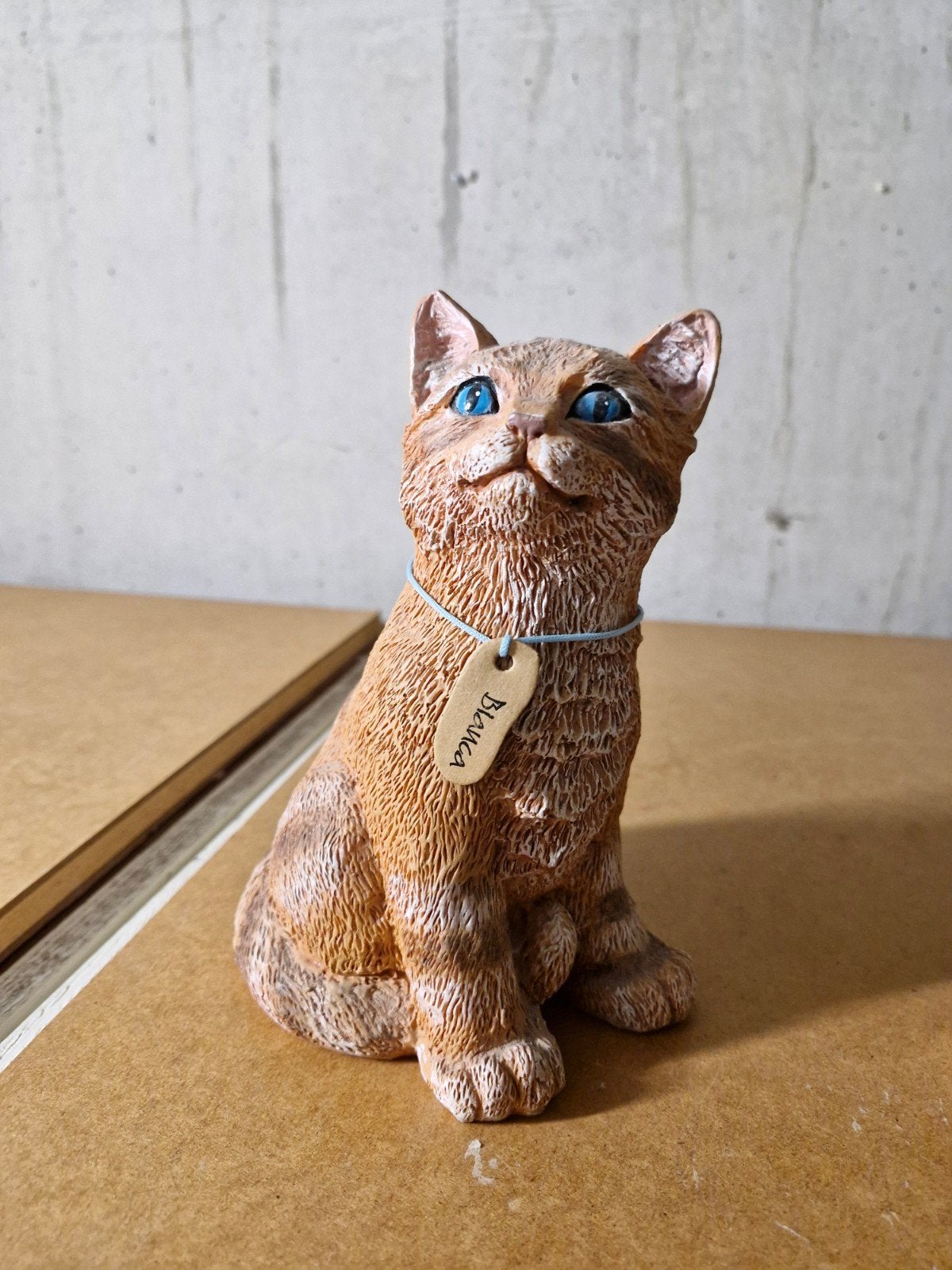 Verzwaard Kattenbeeldje 'Bianca' - Decoratieve Kat, Ophalen of Verzenden, Gebruikt, Bruin, Kunststof