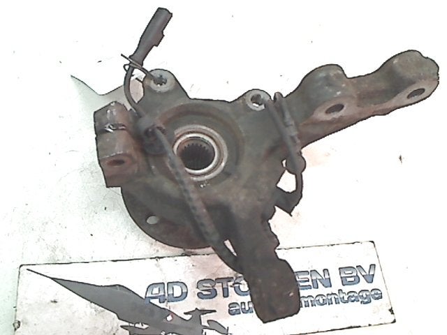 Fusee Rechts Voor Renault Twingo II (CN) (2010-10/2014-09), Auto-onderdelen, Gebruikt, Renault Deutschland AG, Dialog.deutschland@renault.de
