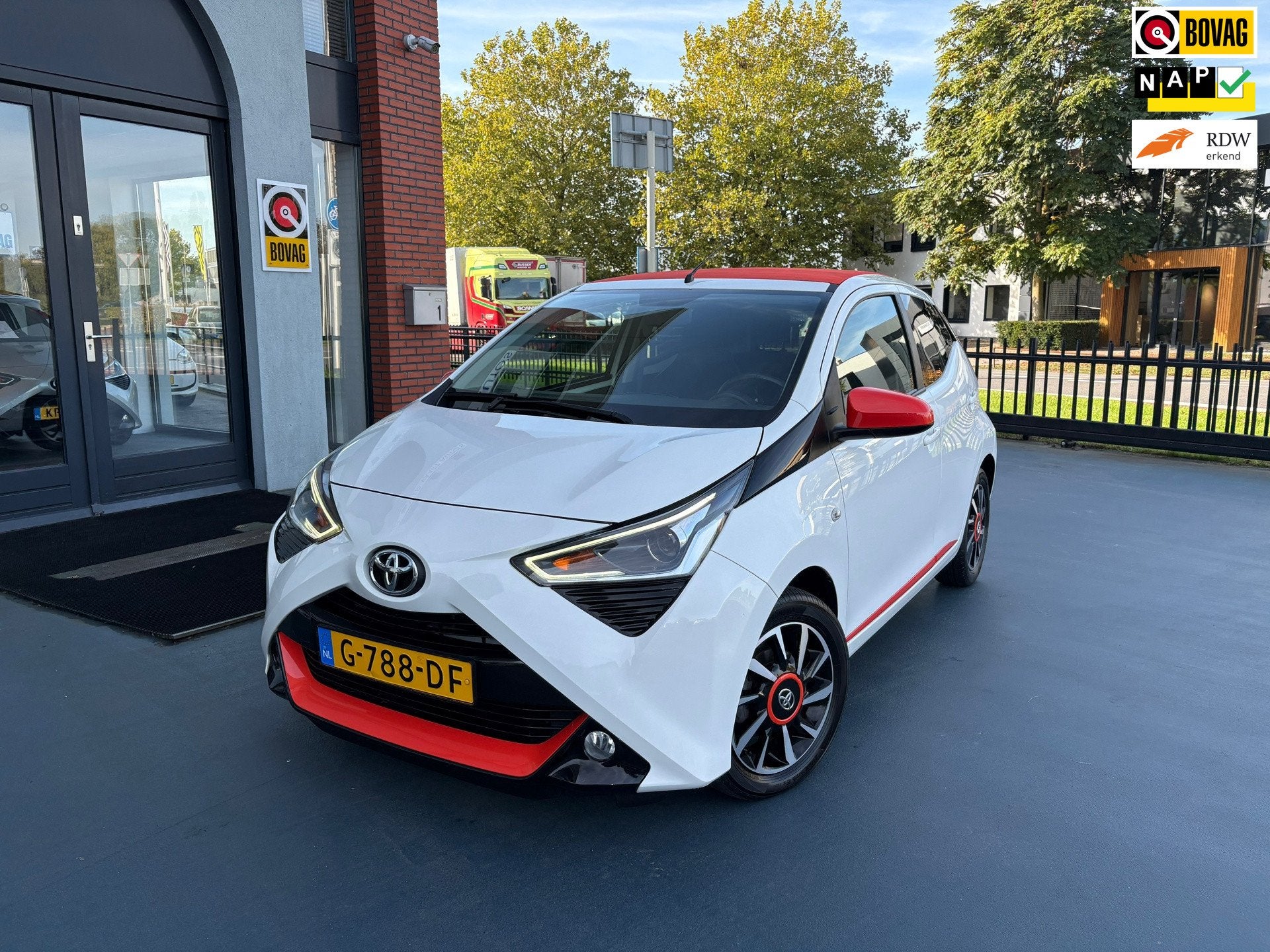 Toyota Aygo 1.0 VVT-i x-otic CABRIO AUTOMAAT LMV, Dealer onderhouden, Gebruikt, Euro 6, 4 stoelen